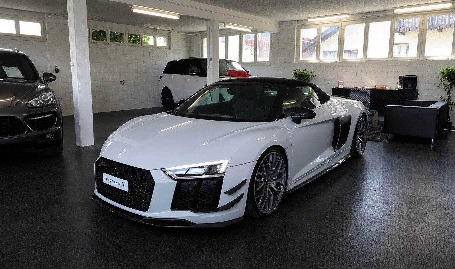 AUDI R8 Spyder 5.2 FSI V10 plus quattro S-Tronic-image-1
