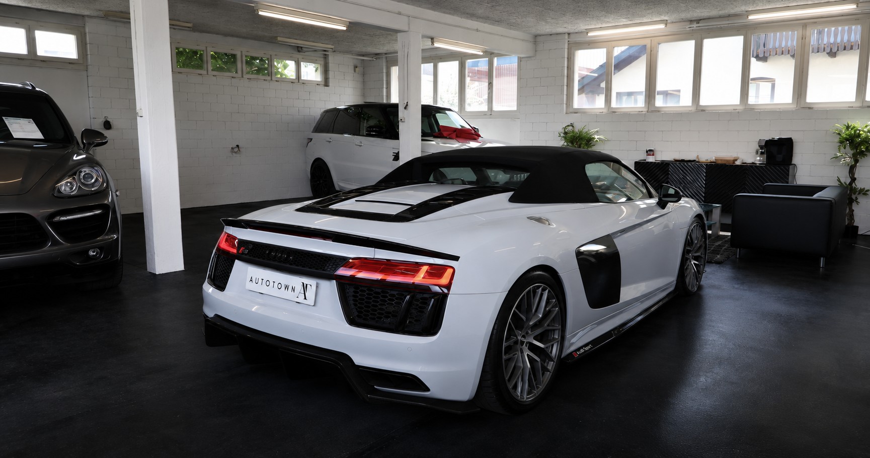 AUDI R8 Spyder 5.2 FSI V10 plus quattro S-Tronic-image-3