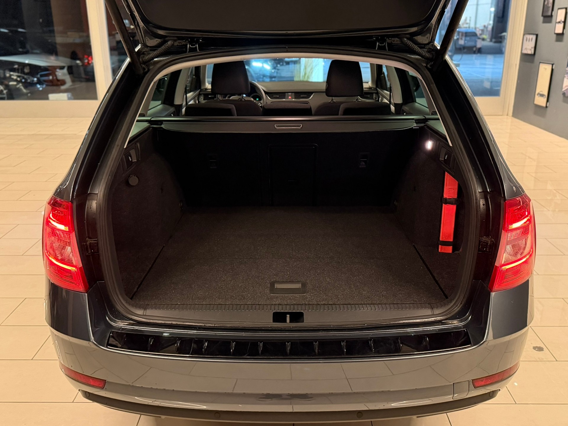 SKODA Octavia Combi 1.8 TSI Ambition 4x4 DSG-image-7
