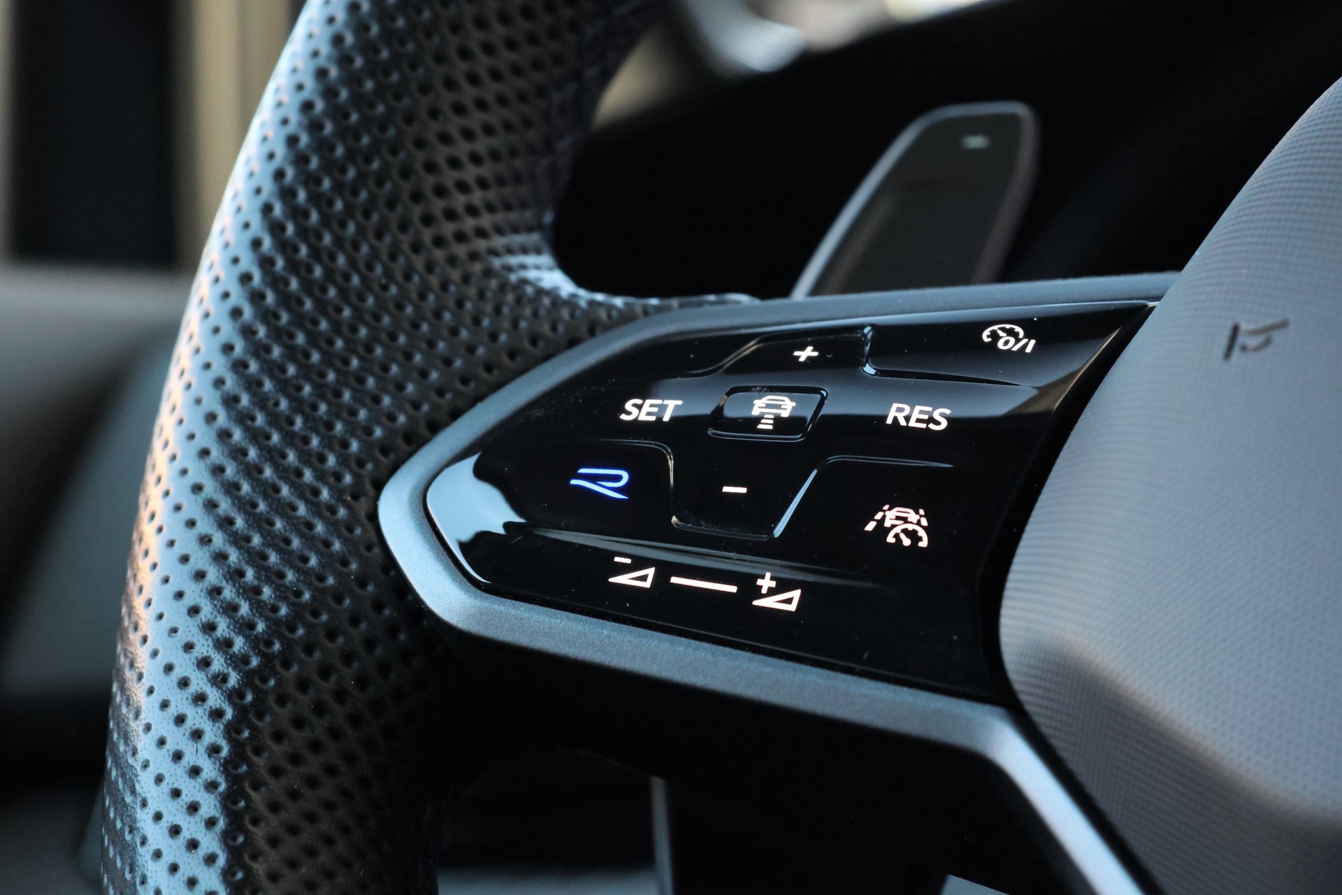 VW Golf Variant 2.0 TSI R DSG 4Motion *BlackStyle+Remus*-image-15