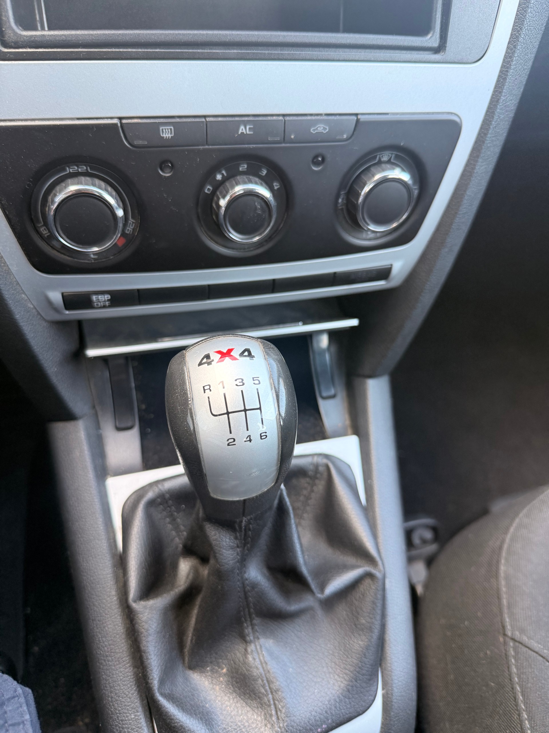 SKODA Octavia Combi 1.9 TDI 50Years 4x4-image-13