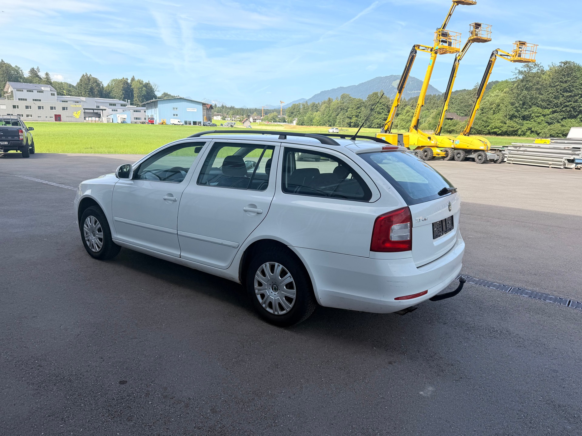 SKODA Octavia Combi 1.9 TDI 50Years 4x4-image-5