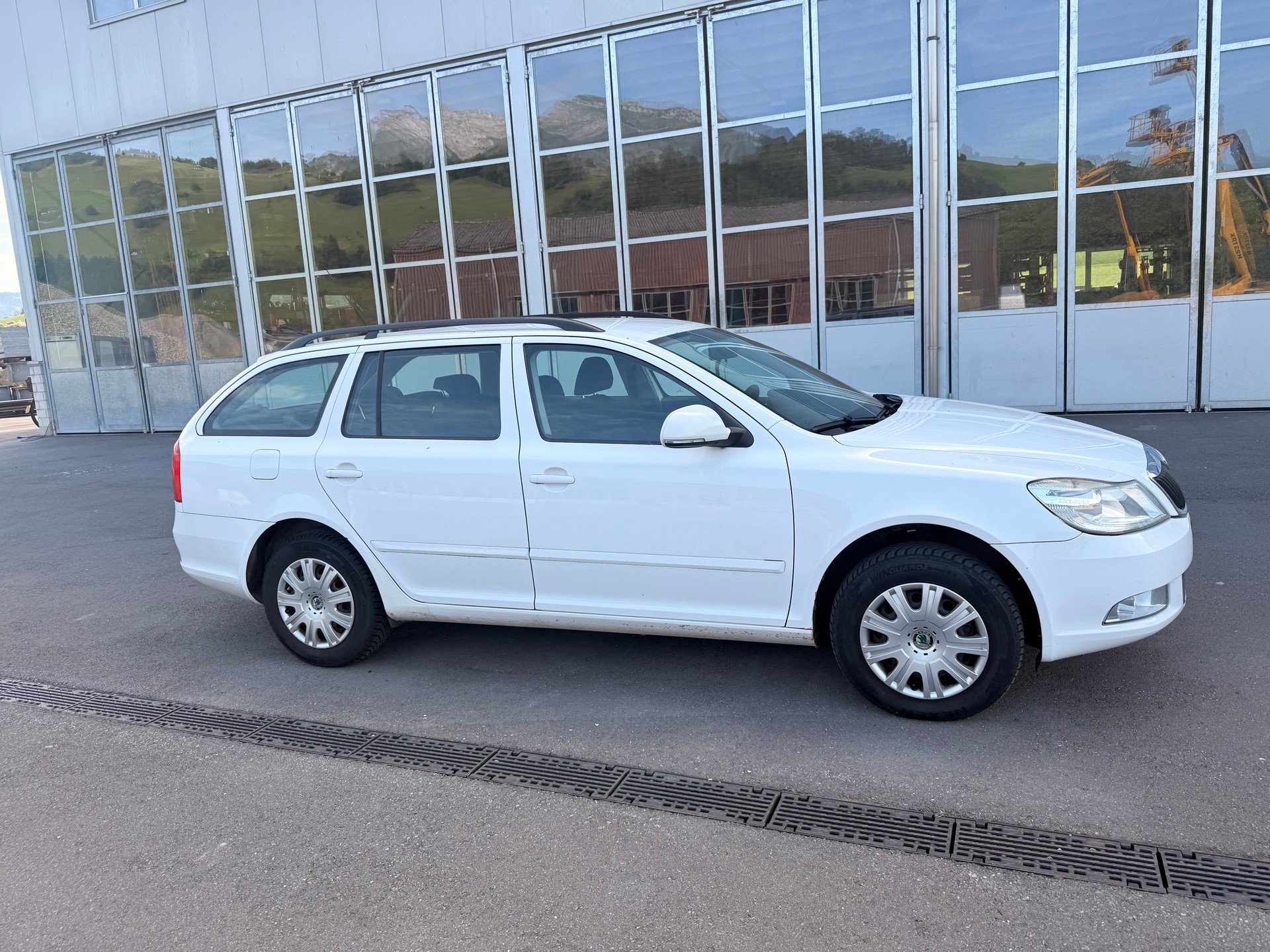 SKODA Octavia Combi 1.9 TDI 50Years 4x4-image-3