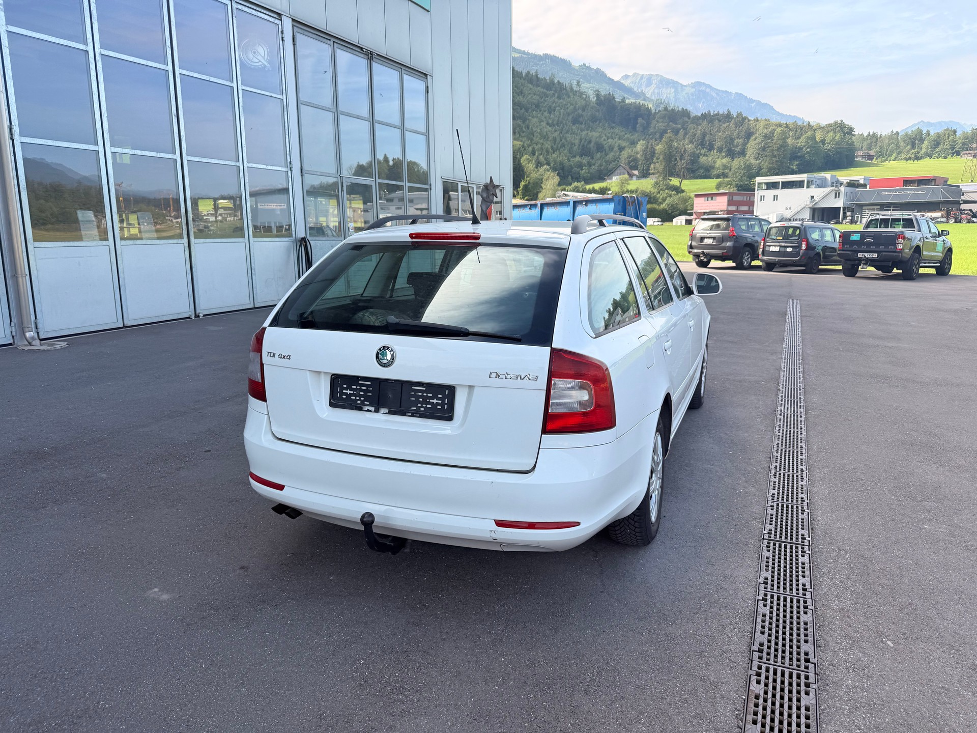 SKODA Octavia Combi 1.9 TDI 50Years 4x4-image-7