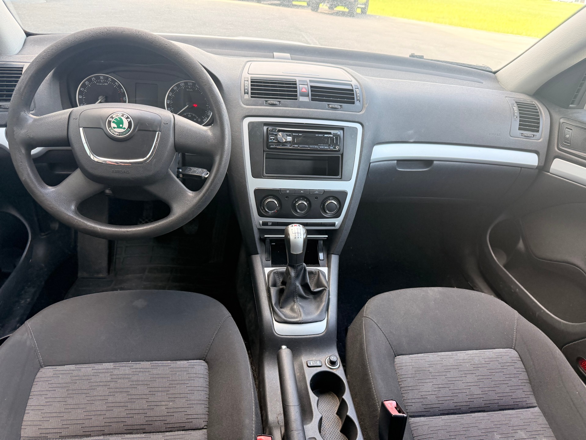 SKODA Octavia Combi 1.9 TDI 50Years 4x4-image-8