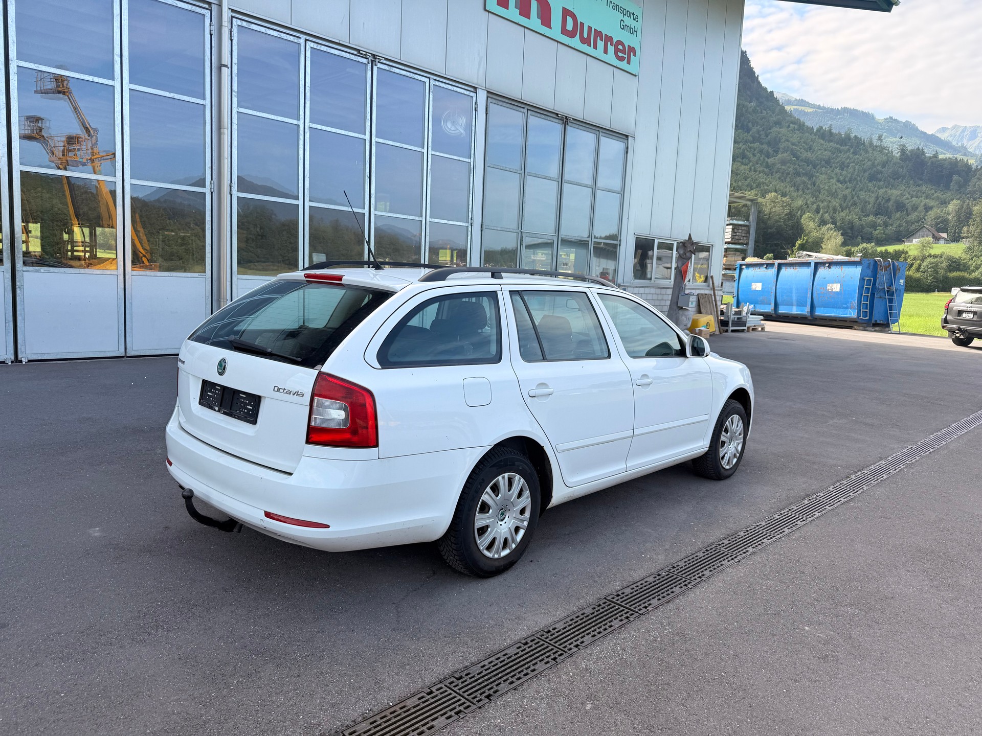 SKODA Octavia Combi 1.9 TDI 50Years 4x4-image-2