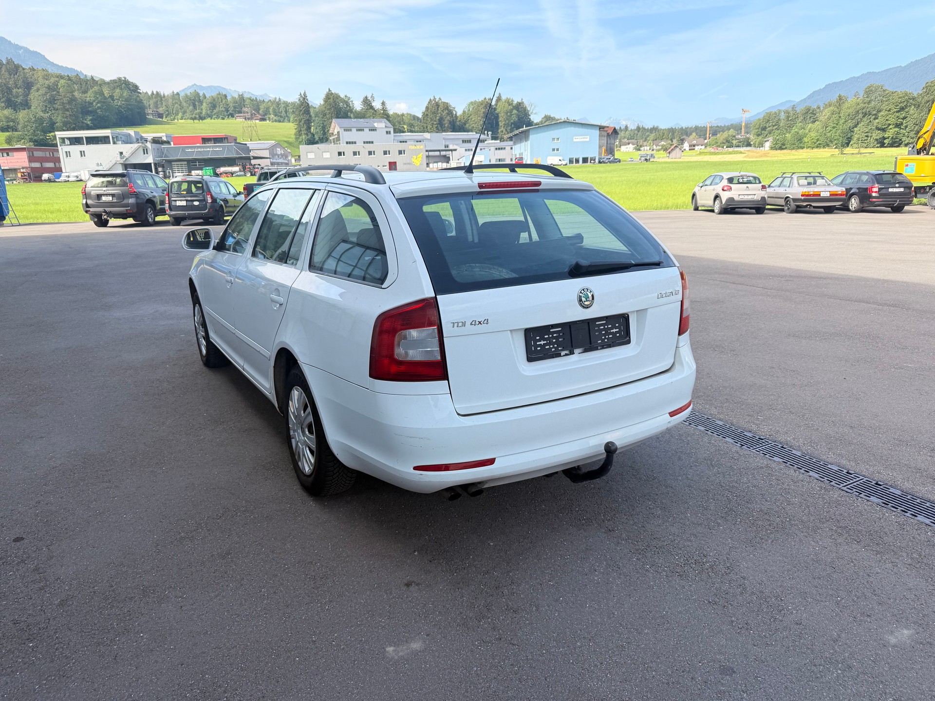 SKODA Octavia Combi 1.9 TDI 50Years 4x4-image-4