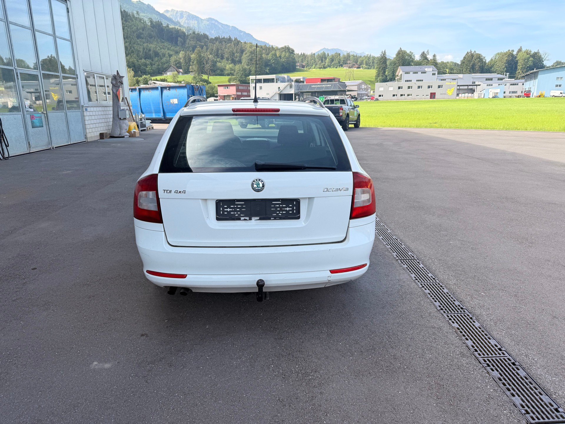 SKODA Octavia Combi 1.9 TDI 50Years 4x4-image-6