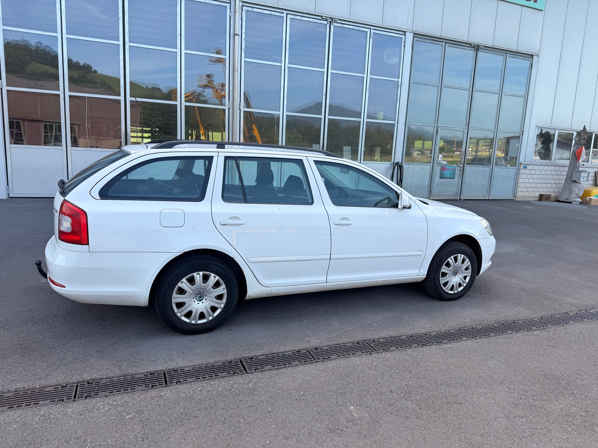 SKODA Octavia Combi 1.9 TDI 50Years 4x4-image-1