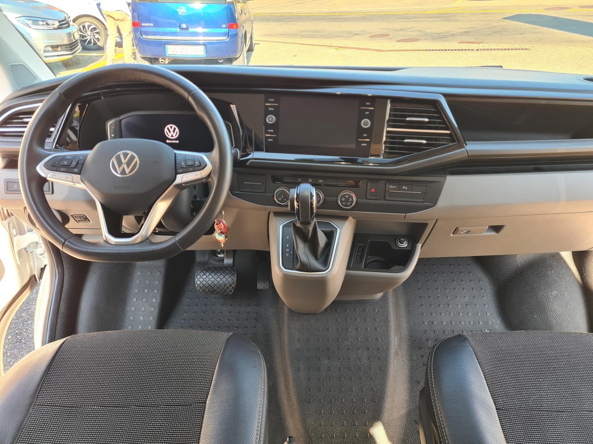 VW T6.1 Stylevan Durban 2.0 TDI 4Motion DSG-image-8