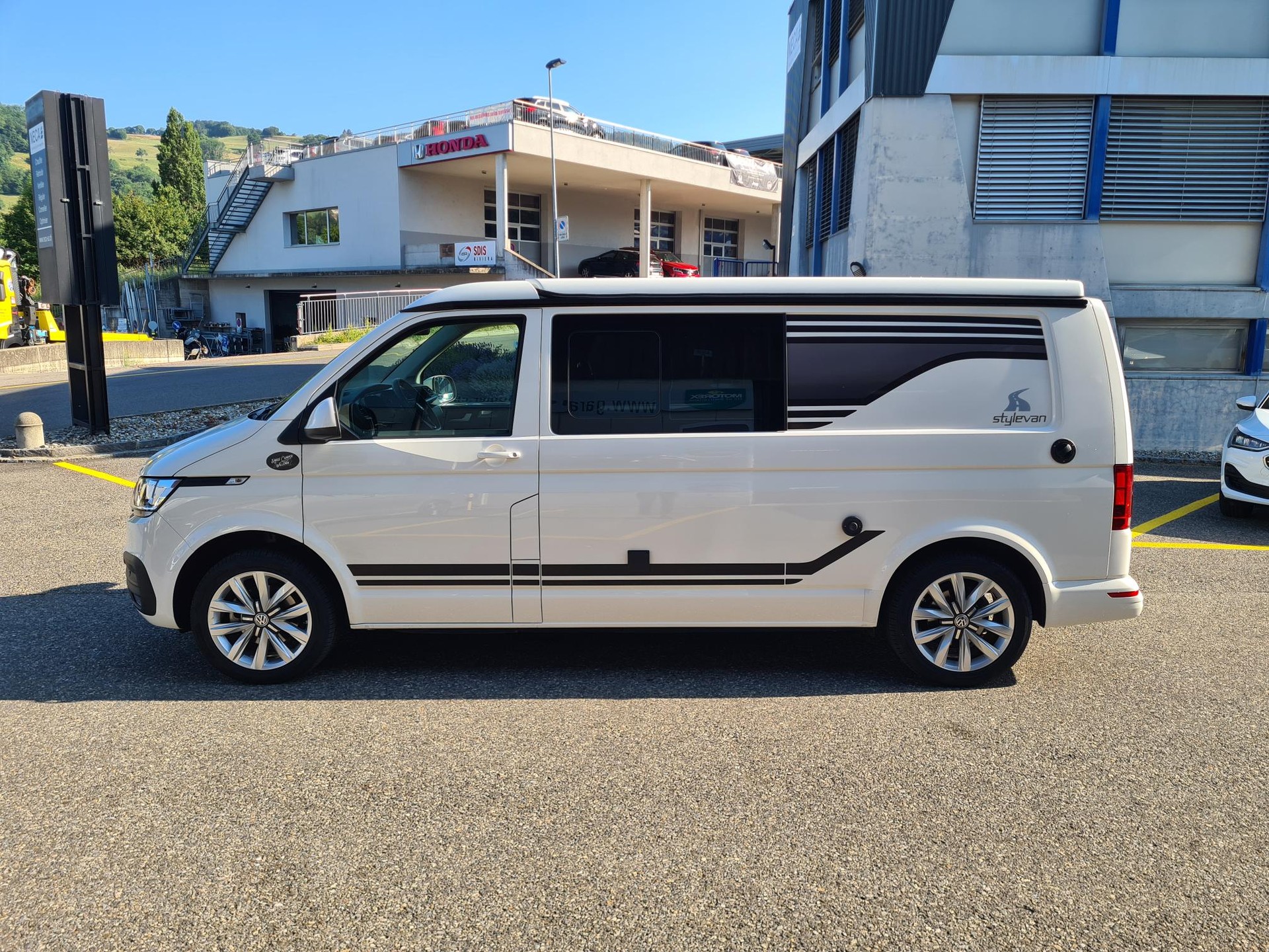 VW T6.1 Stylevan Durban 2.0 TDI 4Motion DSG-image-2