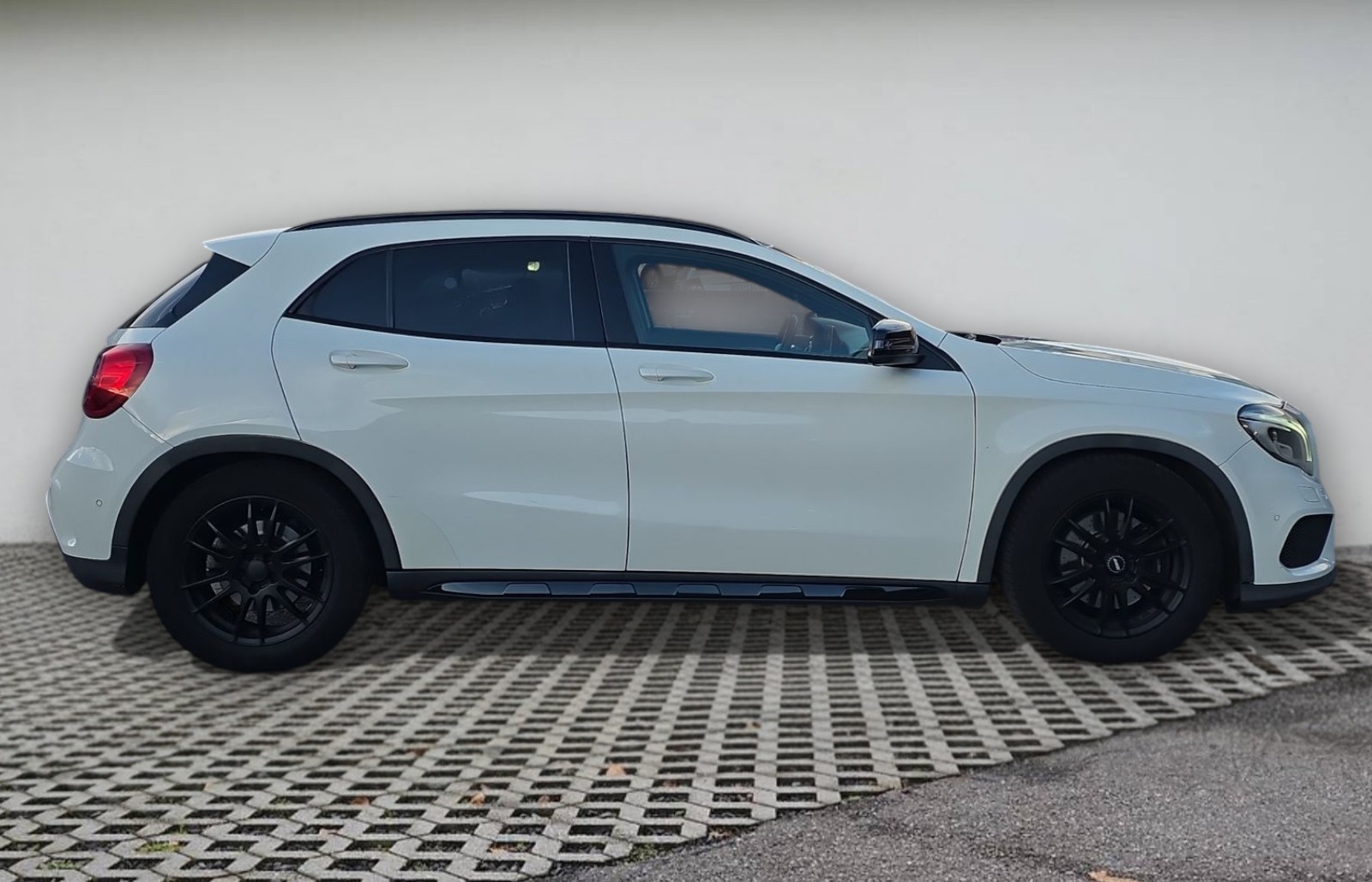 MERCEDES-BENZ GLA 220 CDI AMG Line 7G-DCT-image-2