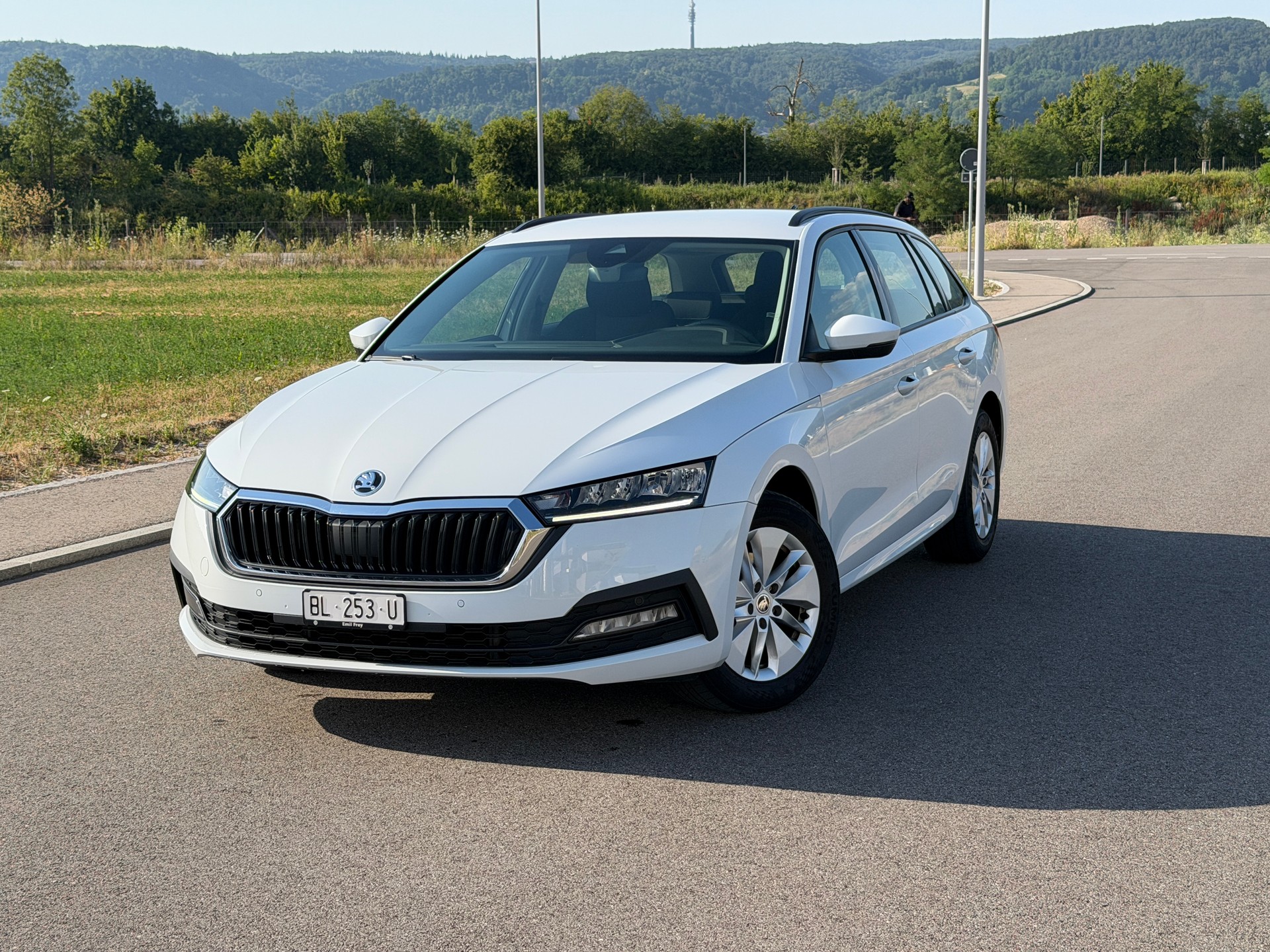 SKODA Octavia Combi 2.0 TDI DSG Ambition-image-0