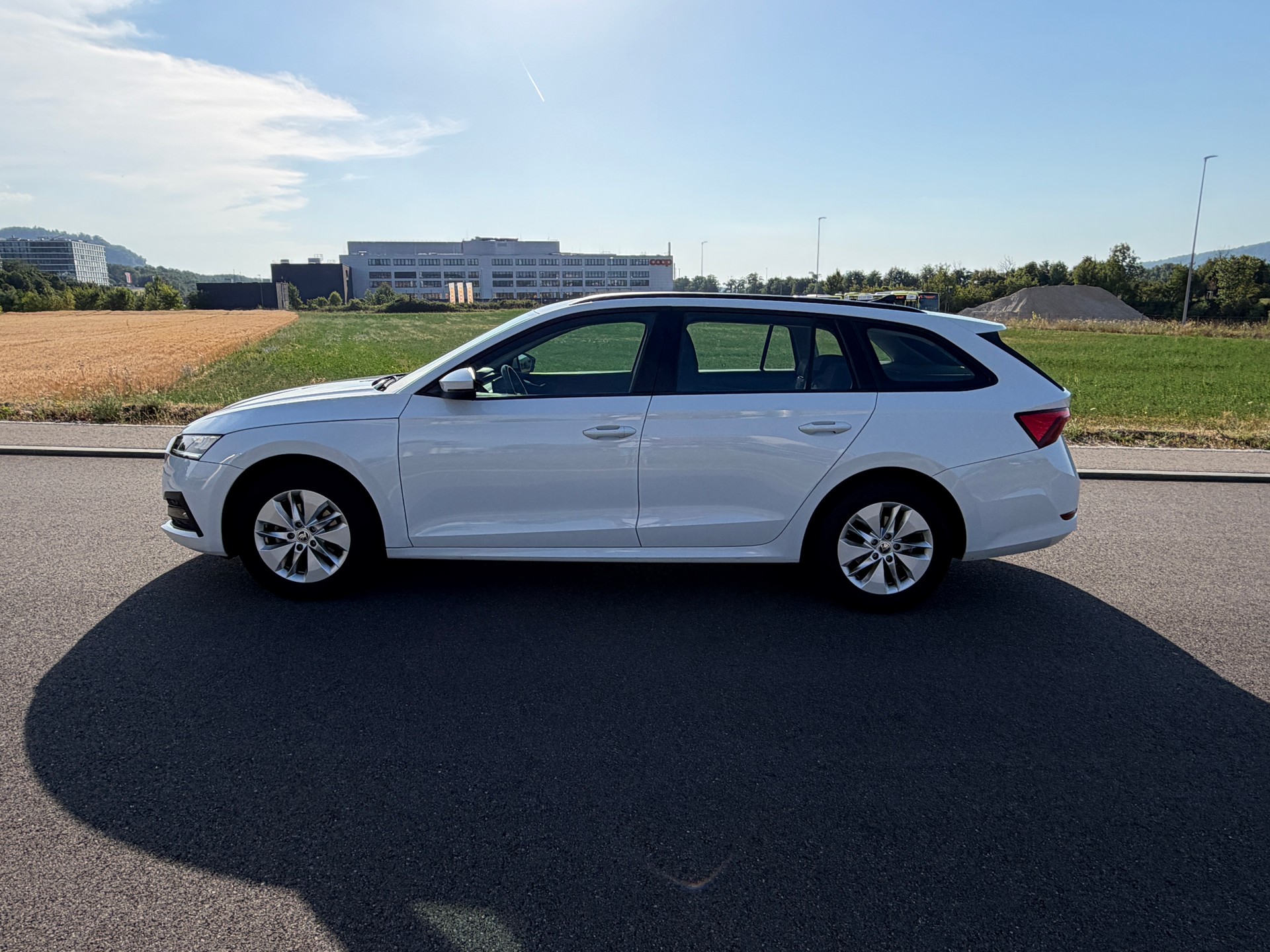 SKODA Octavia Combi 2.0 TDI DSG Ambition-image-9