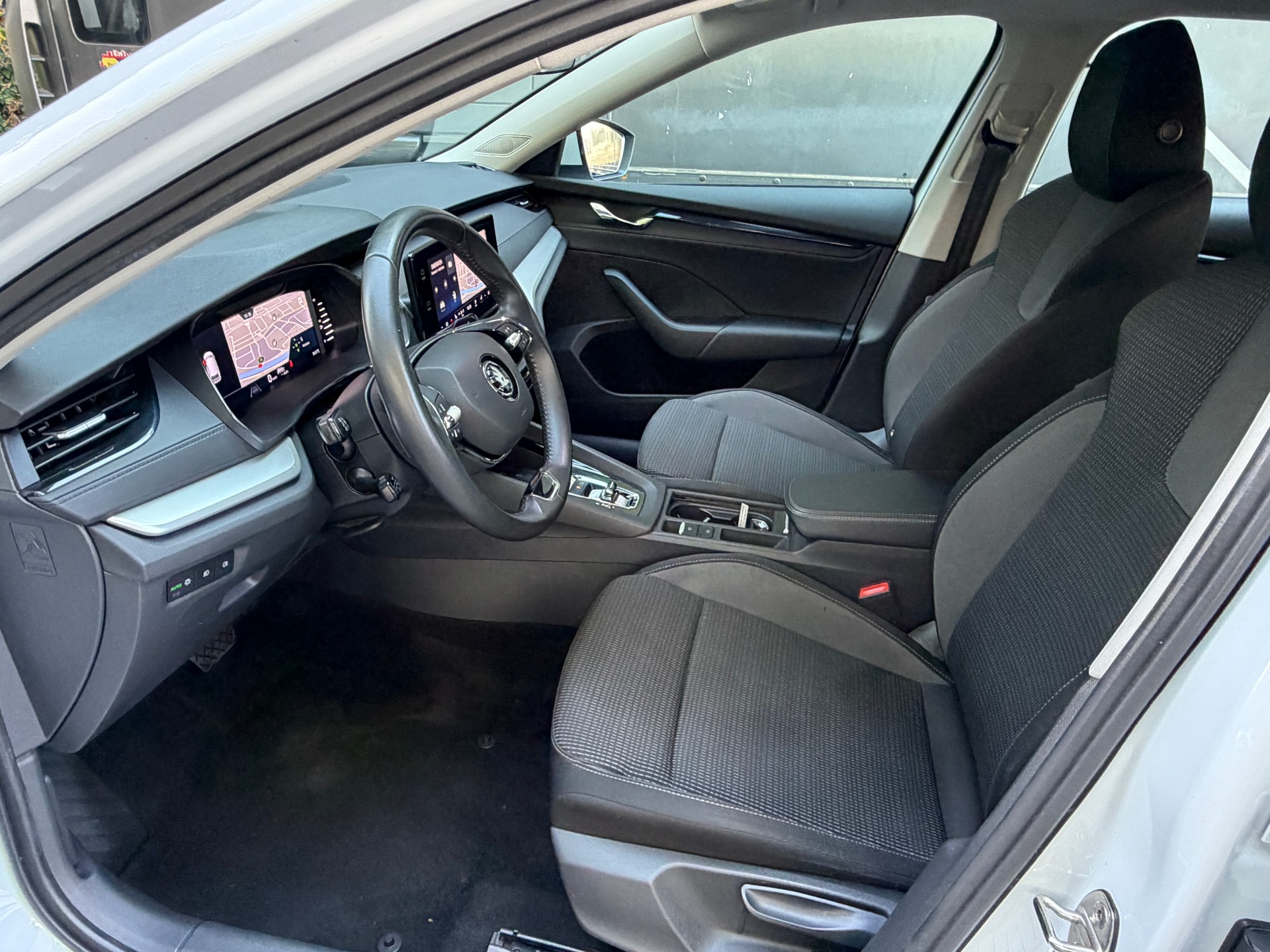 SKODA Octavia Combi 2.0 TDI DSG Ambition-image-2
