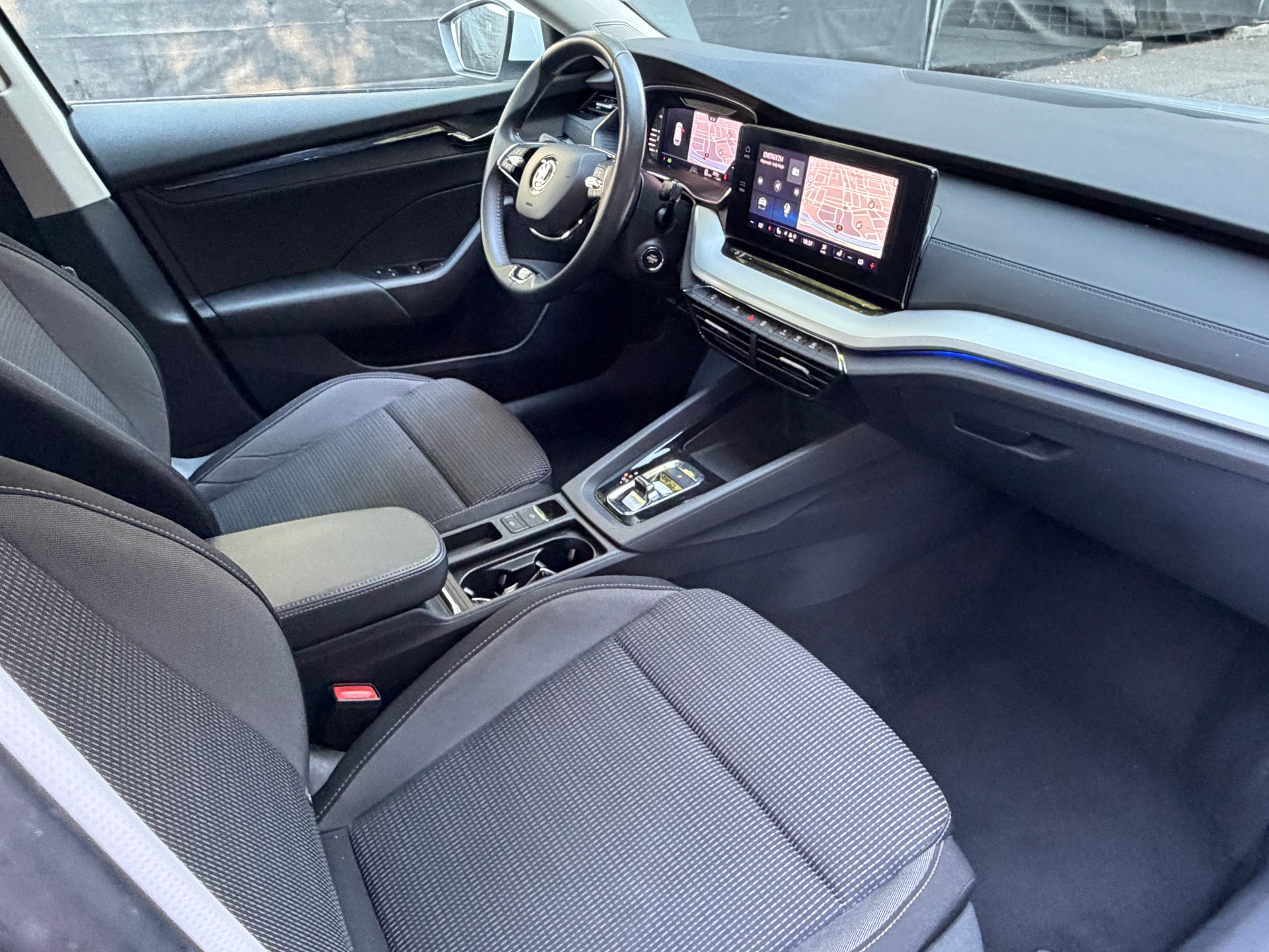 SKODA Octavia Combi 2.0 TDI DSG Ambition-image-12