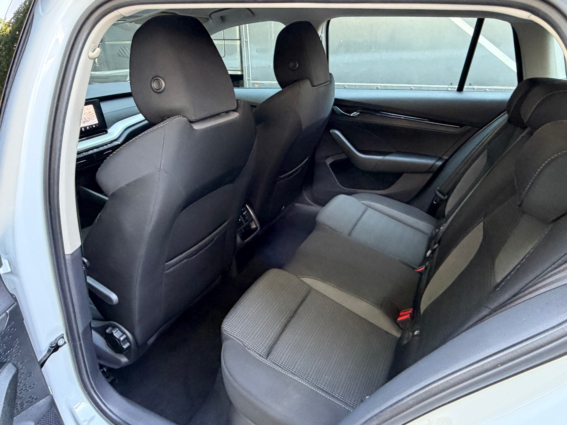 SKODA Octavia Combi 2.0 TDI DSG Ambition-image-11