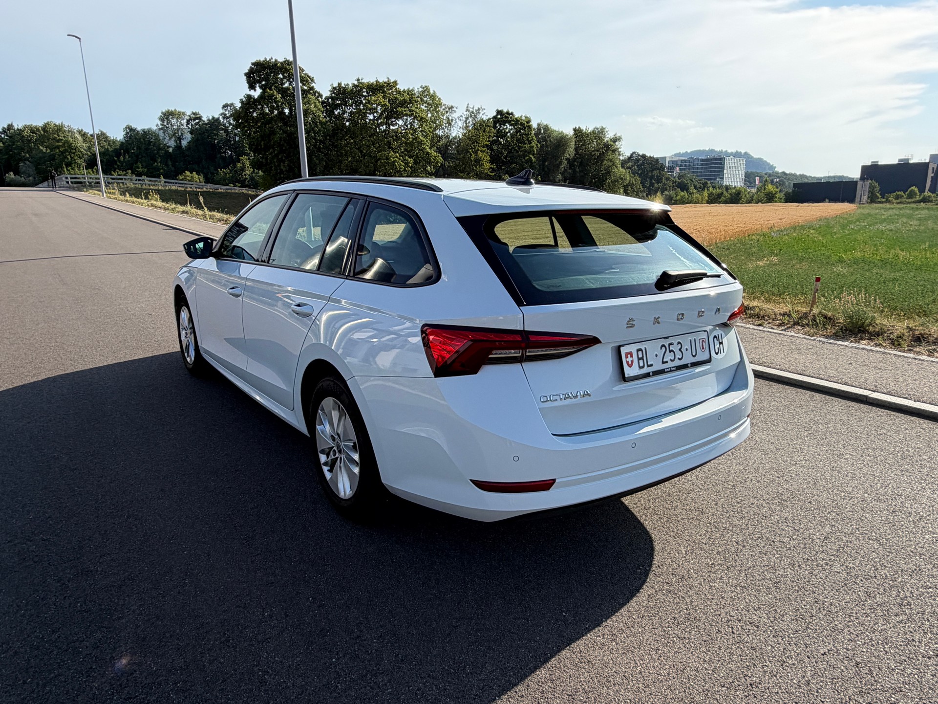 SKODA Octavia Combi 2.0 TDI DSG Ambition-image-8