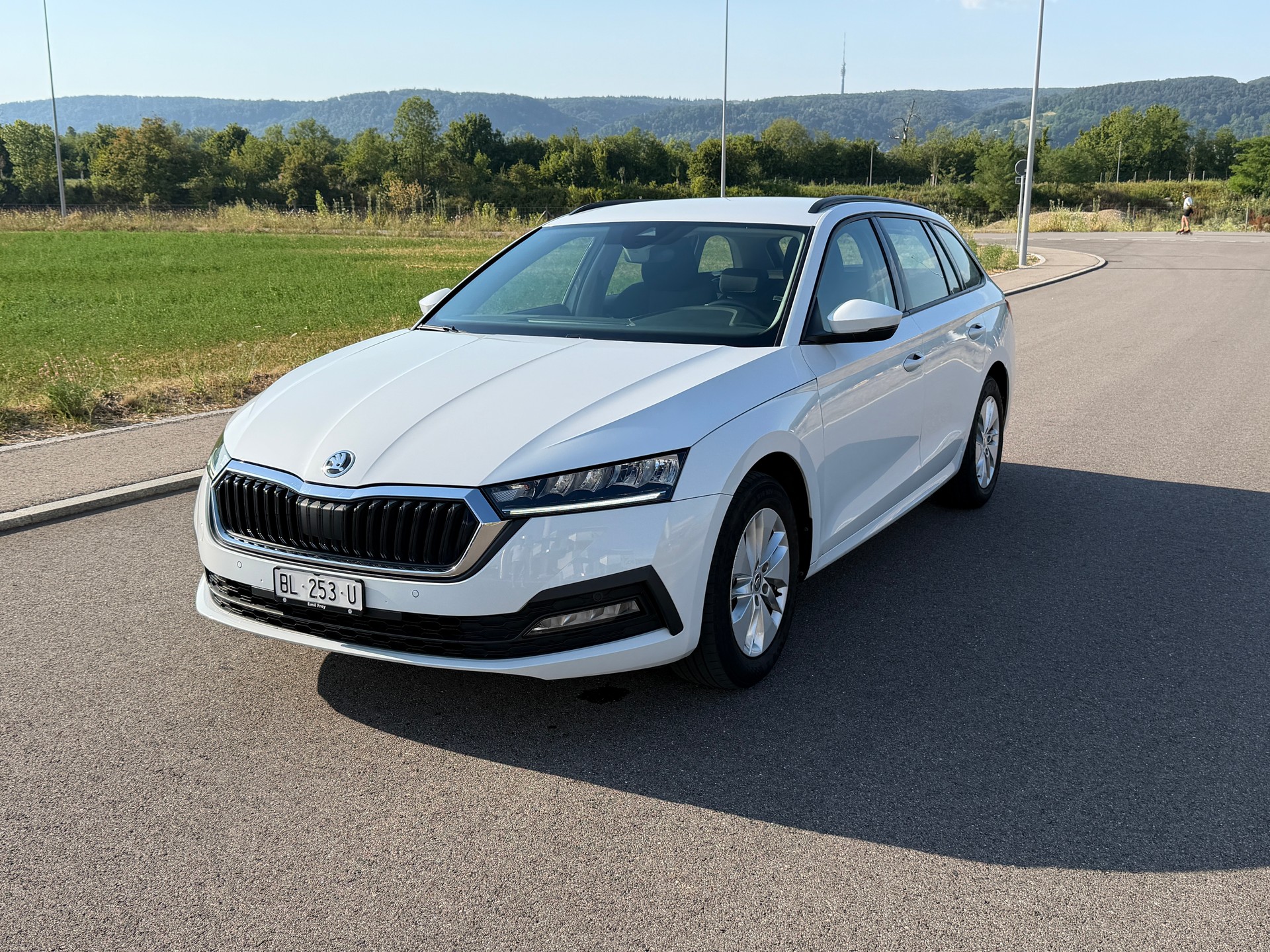 SKODA Octavia Combi 2.0 TDI DSG Ambition-image-10