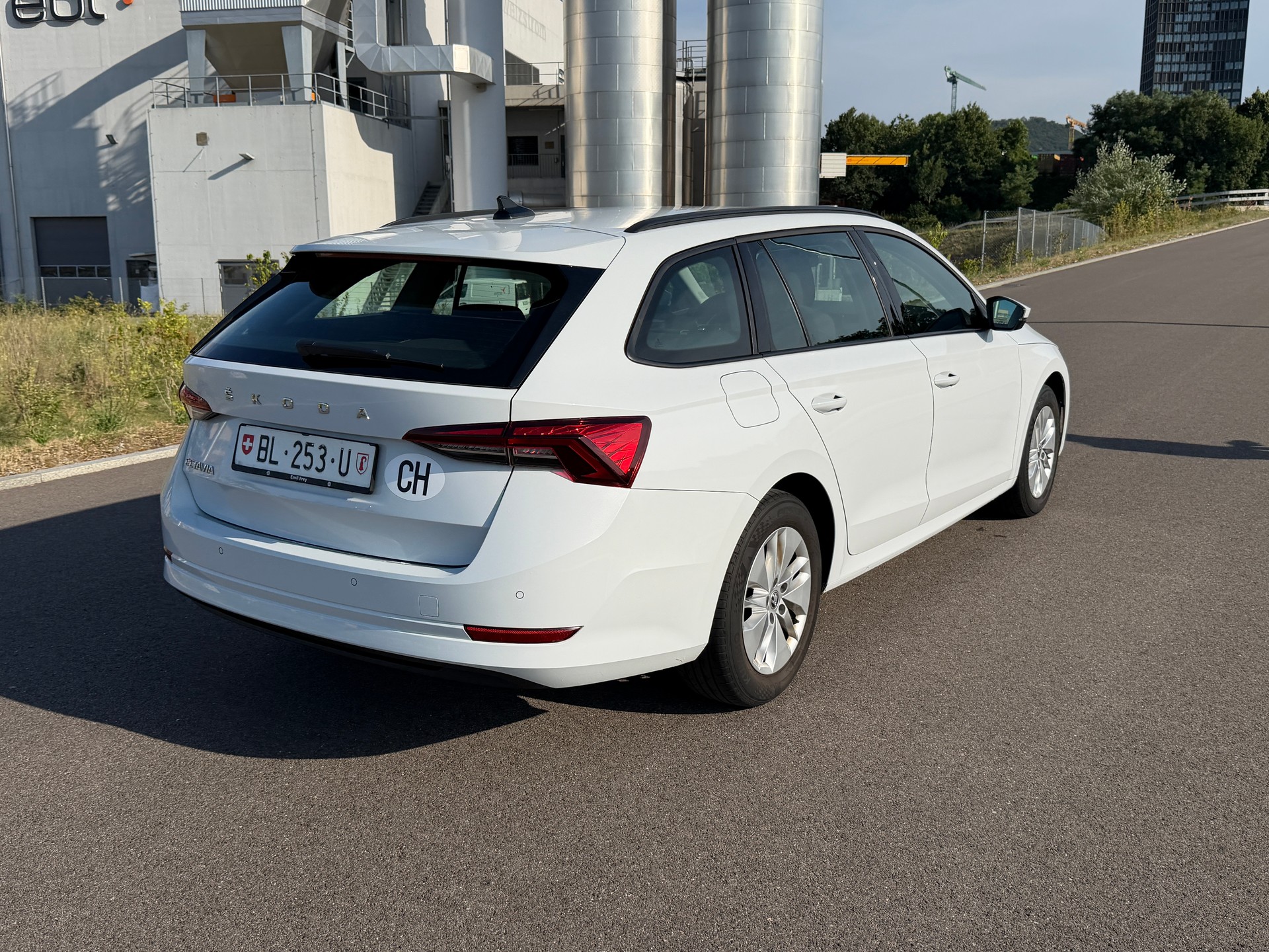 SKODA Octavia Combi 2.0 TDI DSG Ambition-image-6