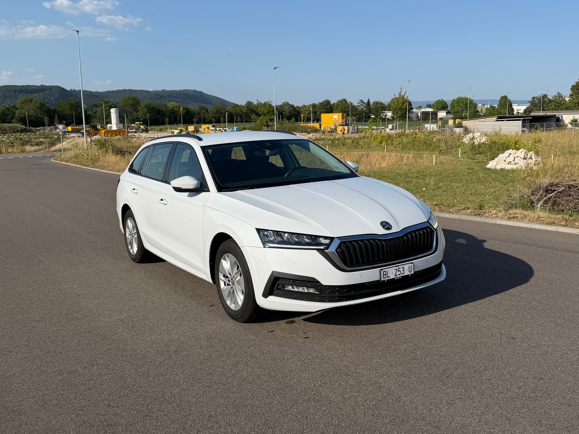 SKODA Octavia Combi 2.0 TDI DSG Ambition-image-4