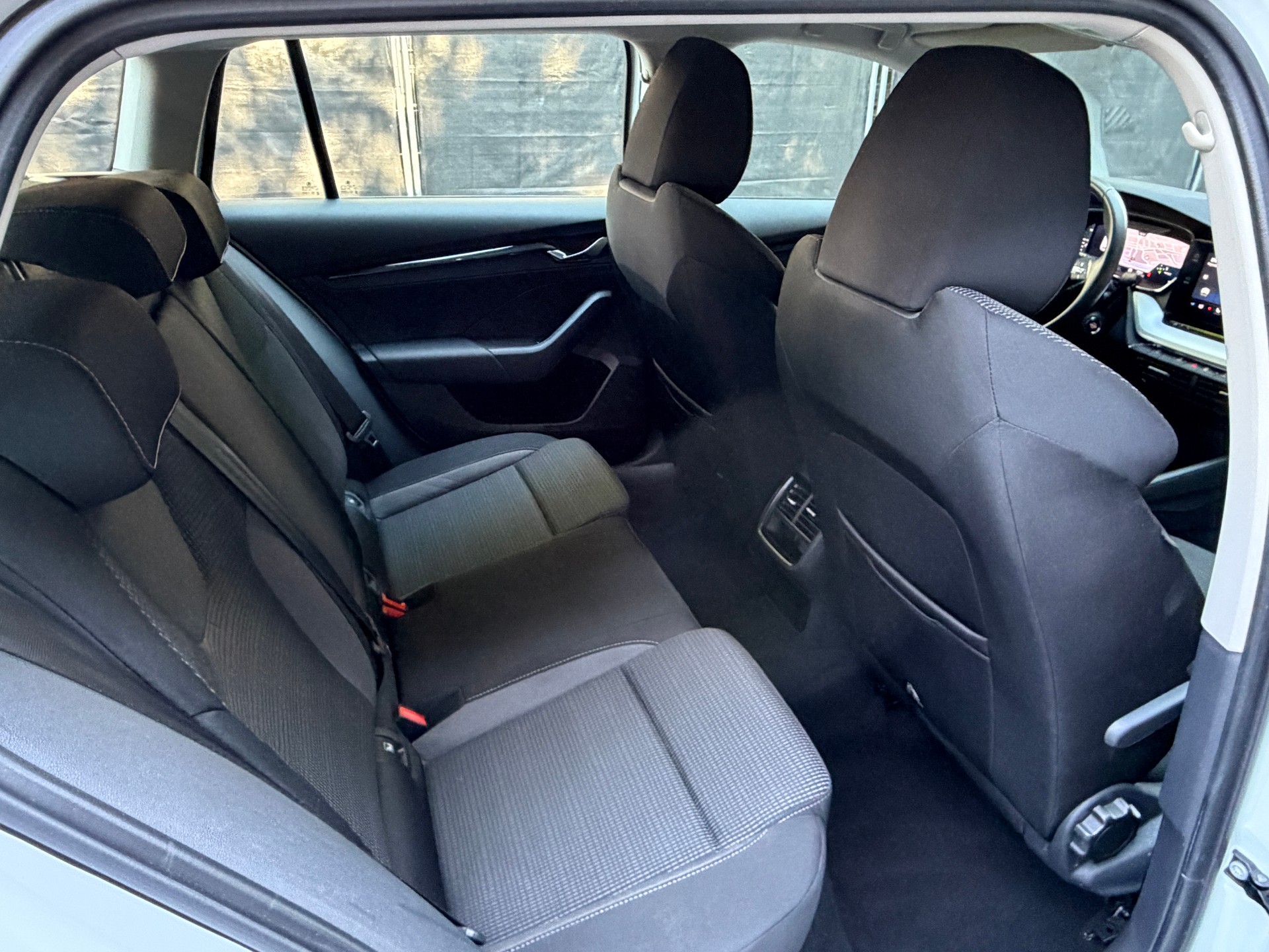 SKODA Octavia Combi 2.0 TDI DSG Ambition-image-17