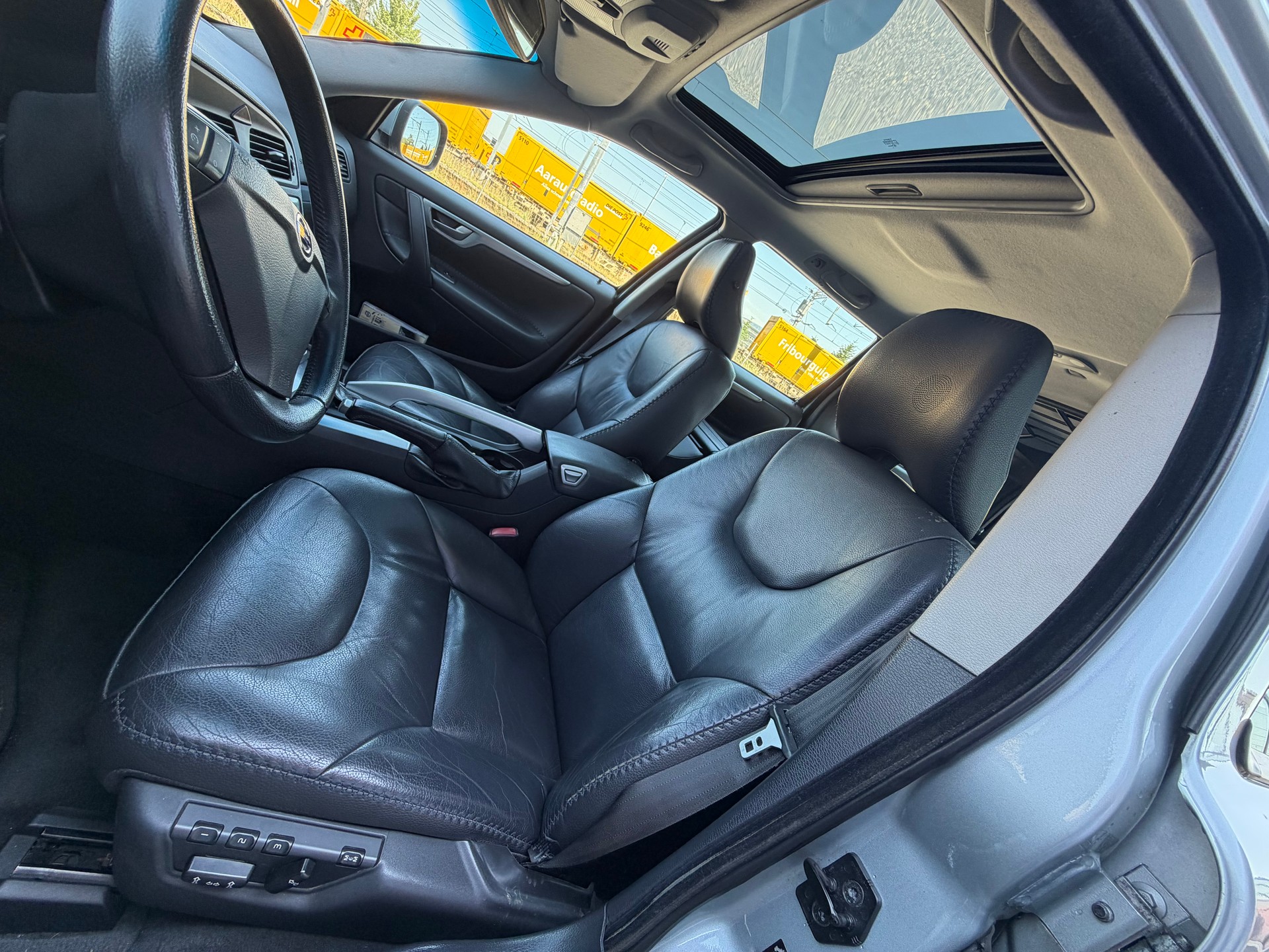 VOLVO XC70 D5 AWD Momentum-image-10