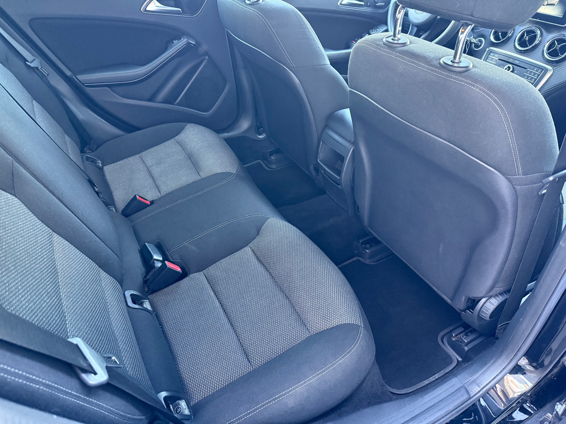 MERCEDES-BENZ GLA 200 CDI Style 4Matic 7G-DCT-image-11