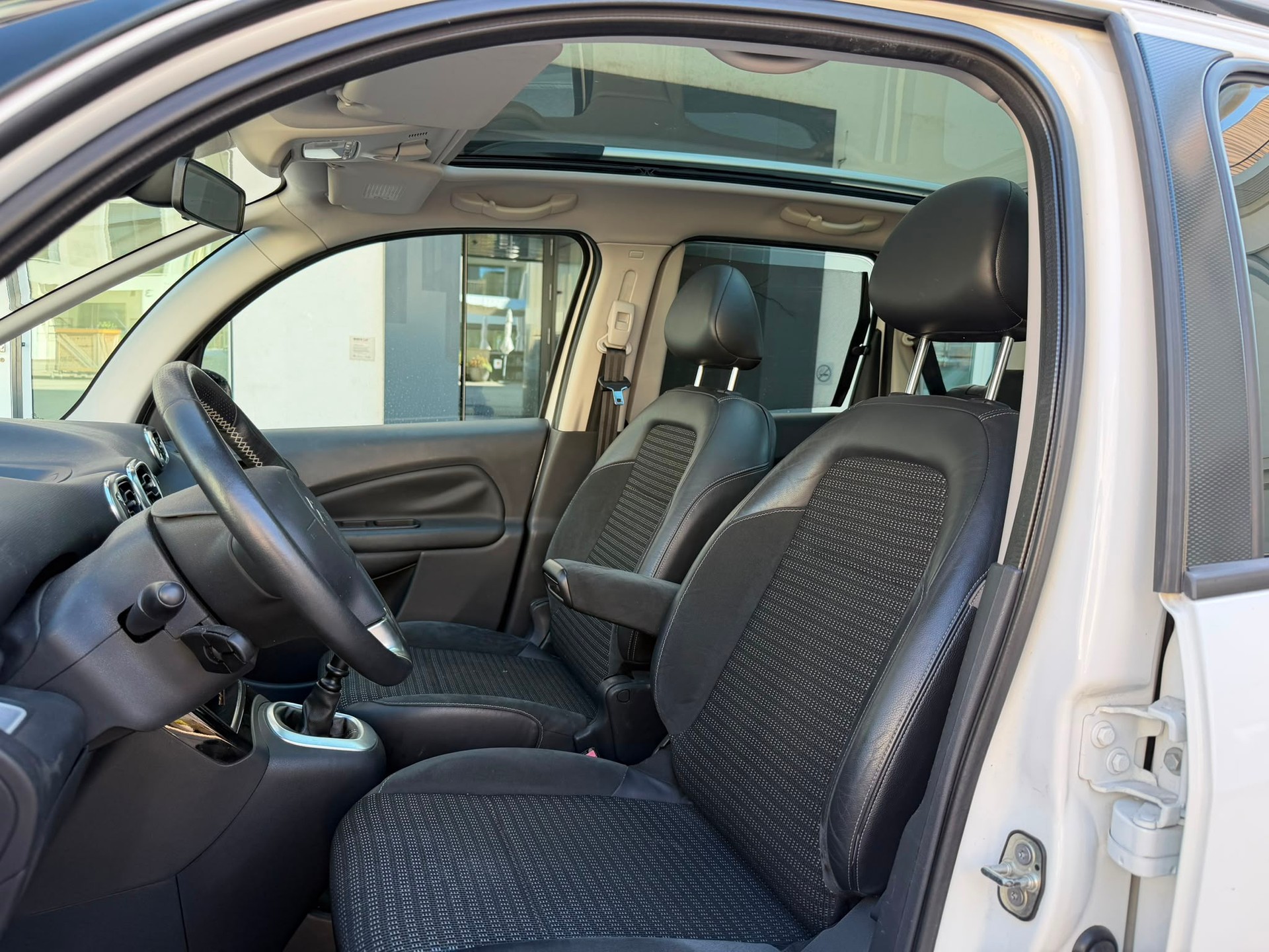 CITROEN C3 Picasso 1.6 HDi Exclusive-image-23