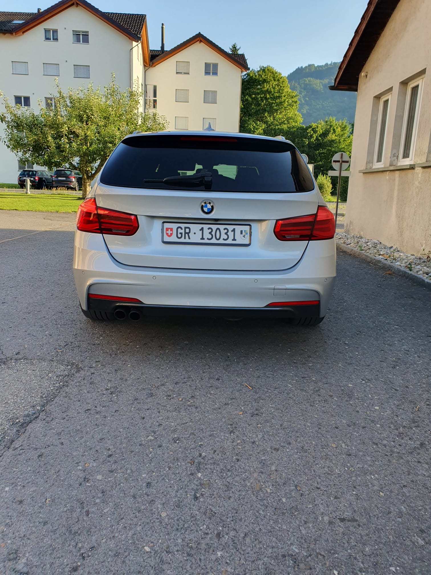 BMW 320d xDrive SAG Touring *Vollausstattung*-image-4