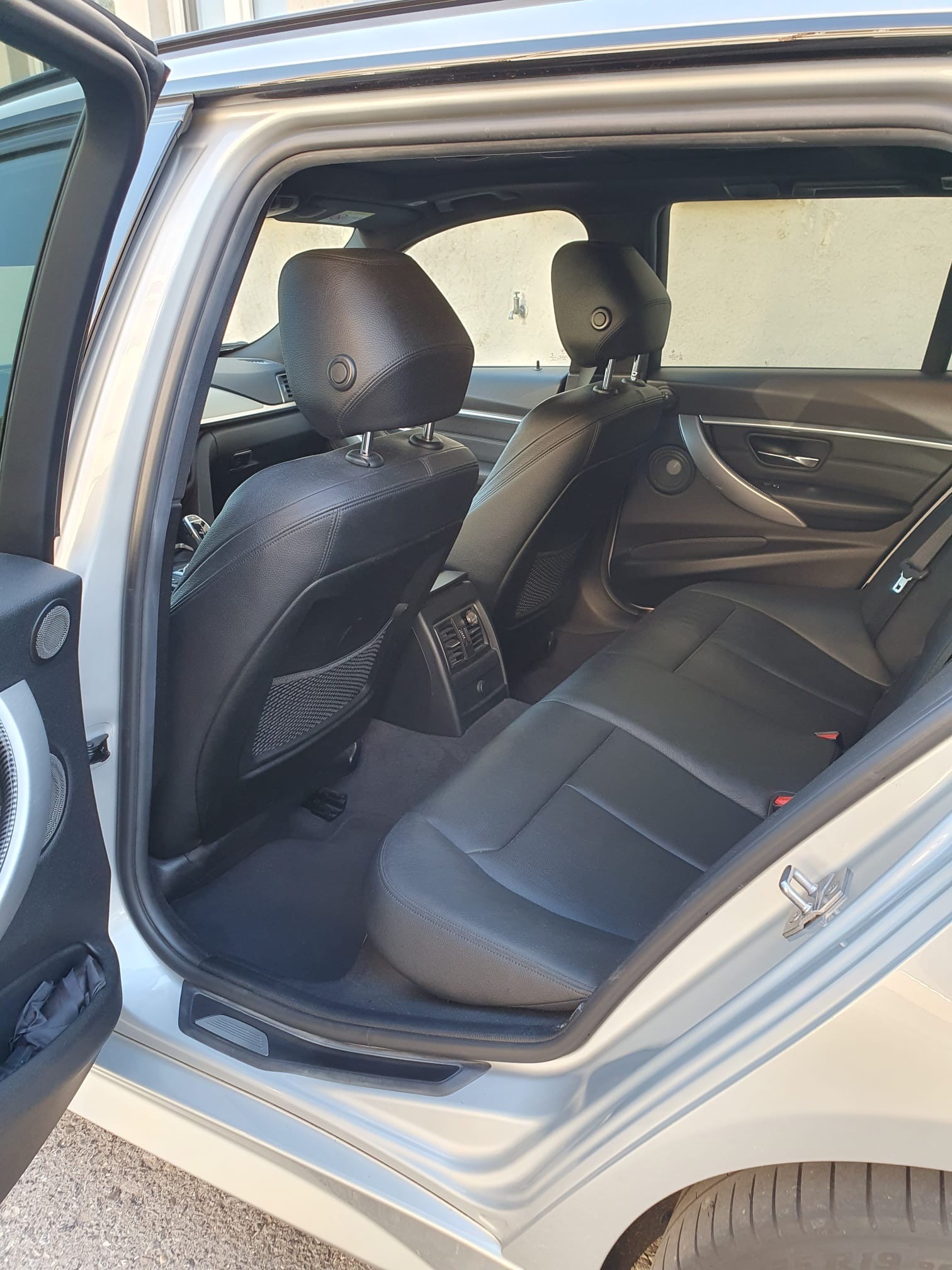 BMW 320d xDrive SAG Touring *Vollausstattung*-image-9