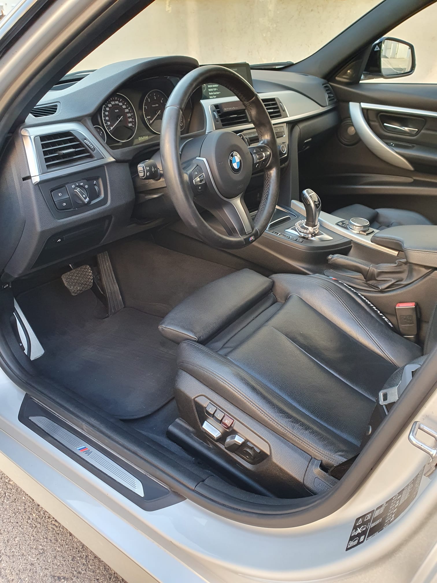 BMW 320d xDrive SAG Touring *Vollausstattung*-image-6