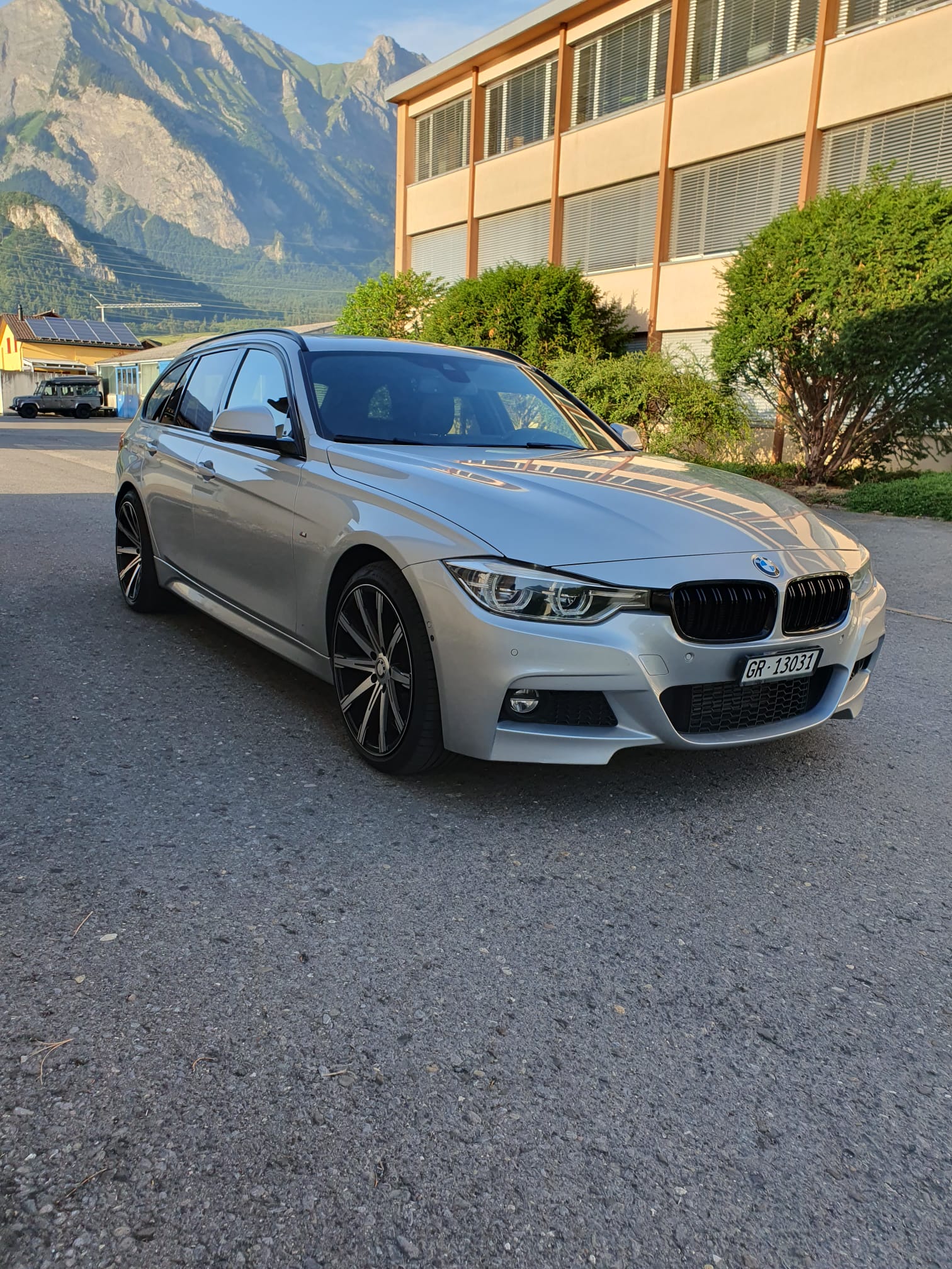 BMW 320d xDrive SAG Touring *Vollausstattung*-image-2