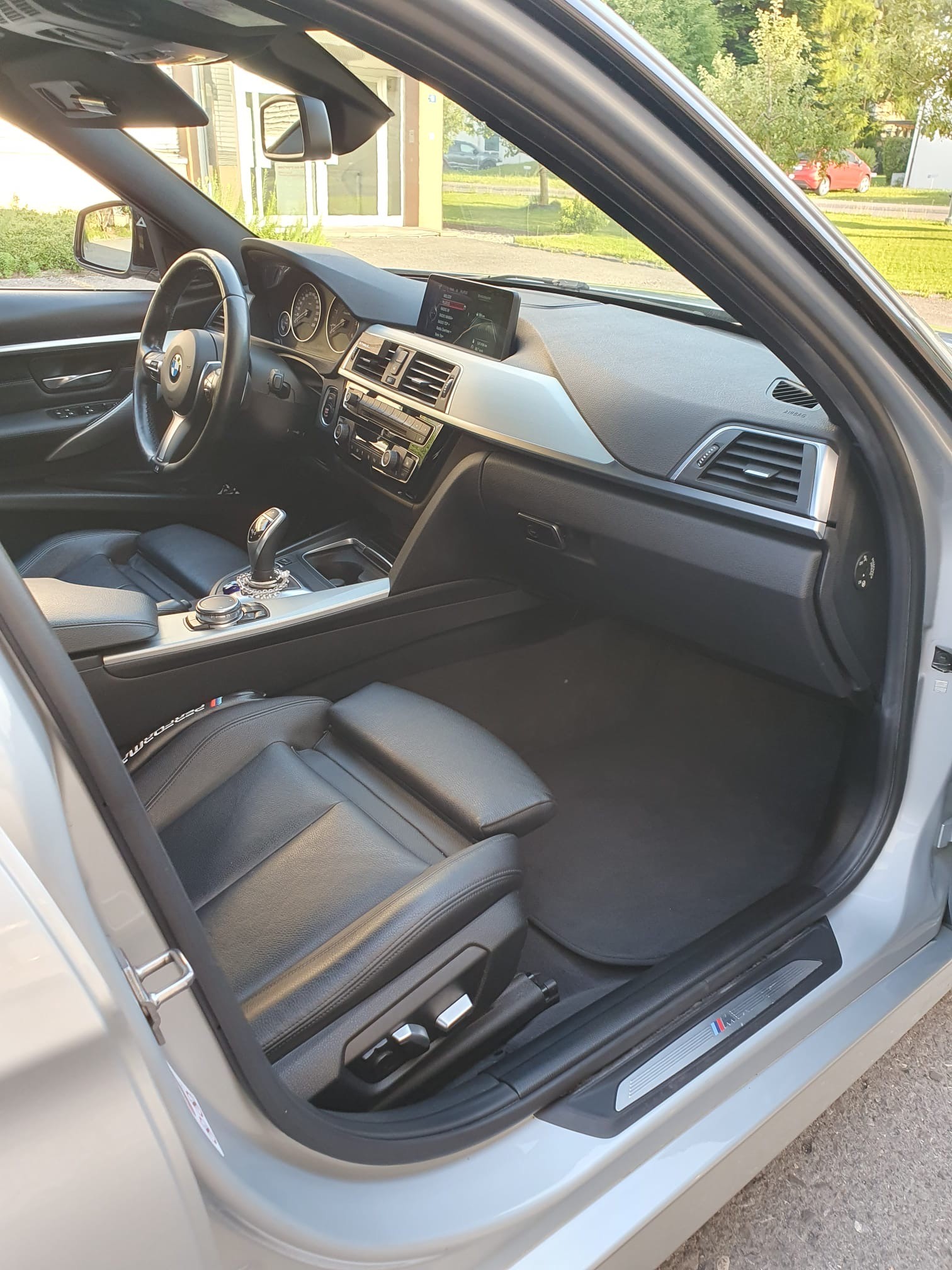 BMW 320d xDrive SAG Touring *Vollausstattung*-image-15