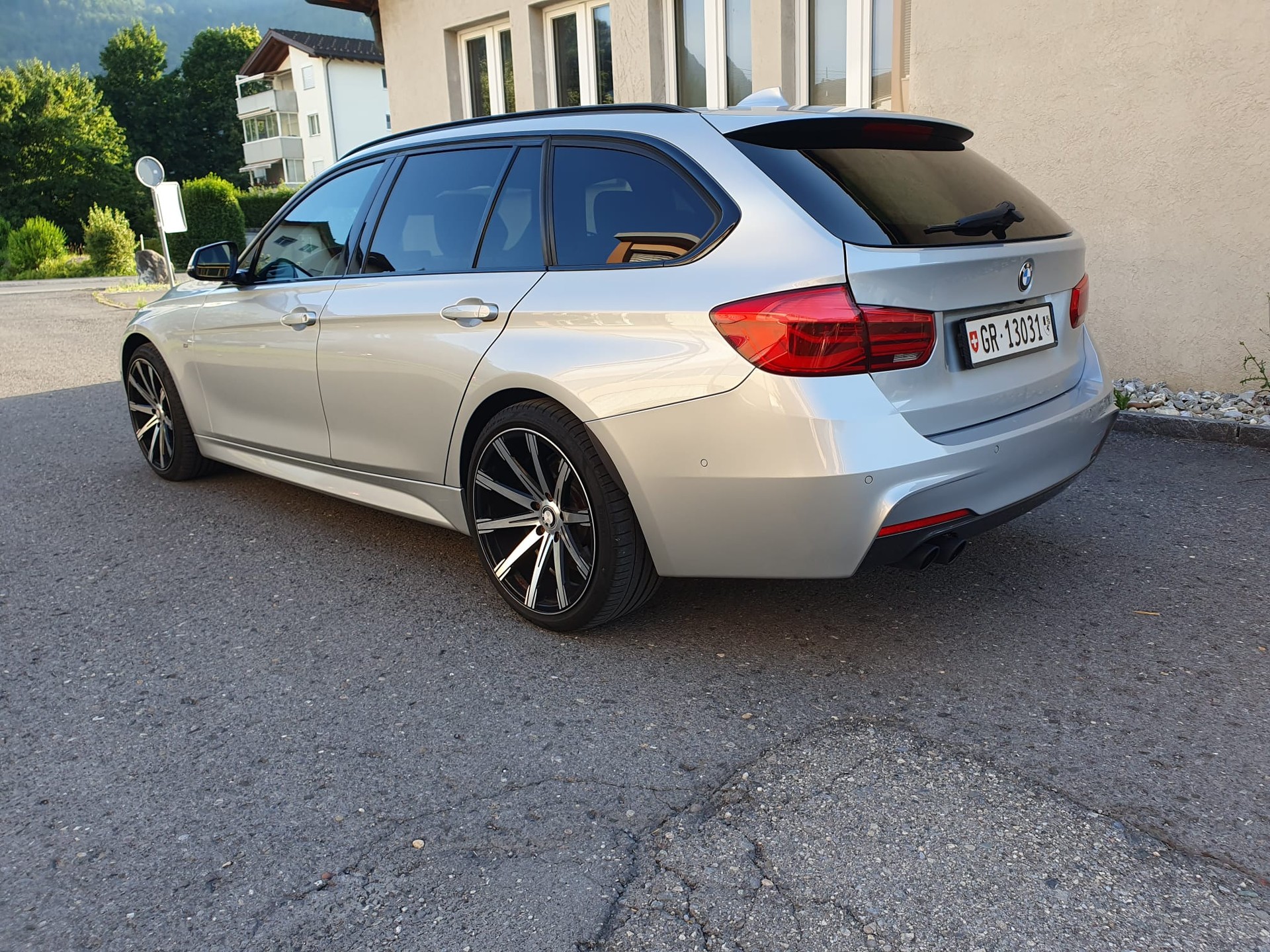 BMW 320d xDrive SAG Touring *Vollausstattung*-image-5