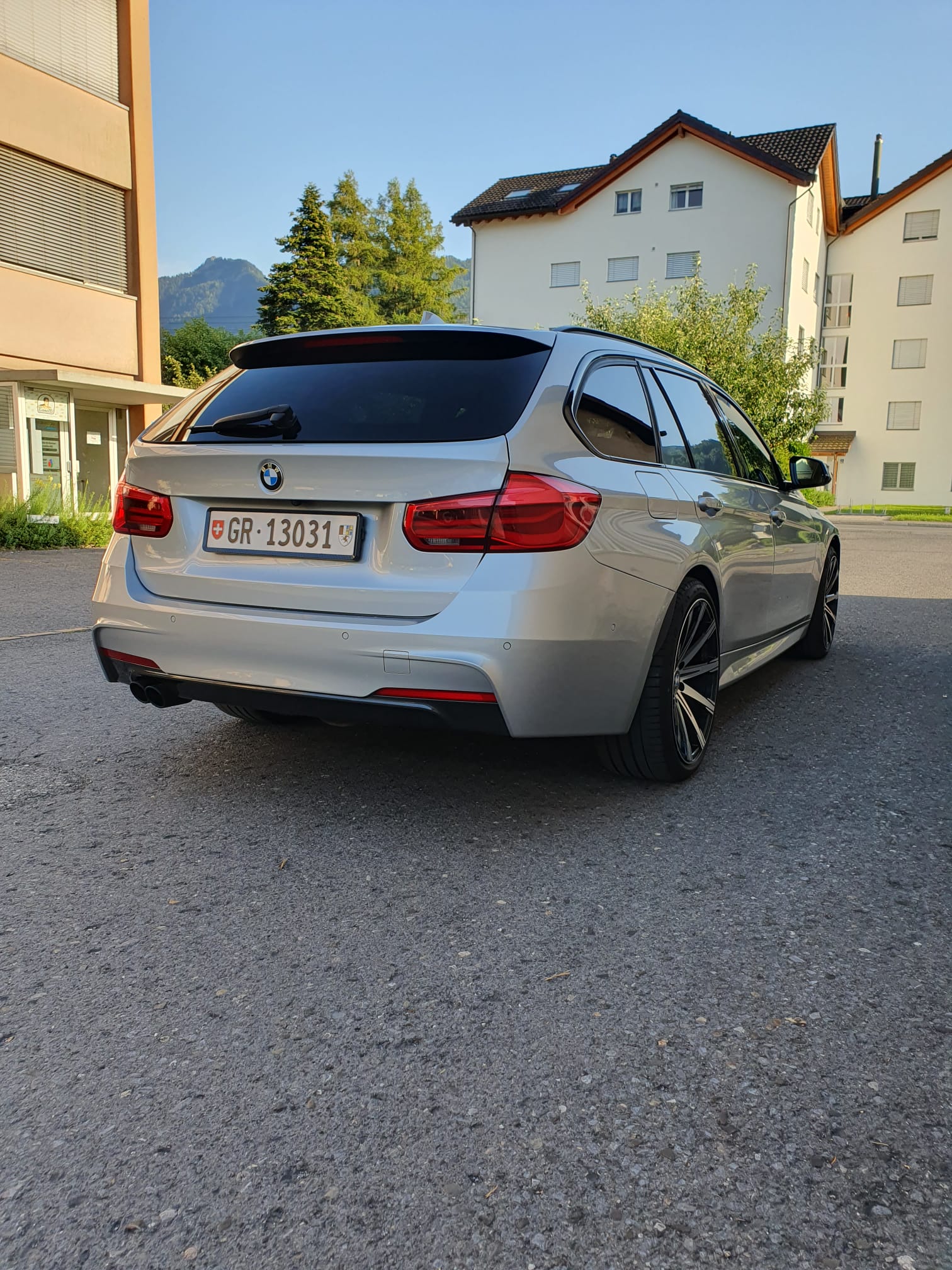 BMW 320d xDrive SAG Touring *Vollausstattung*-image-3