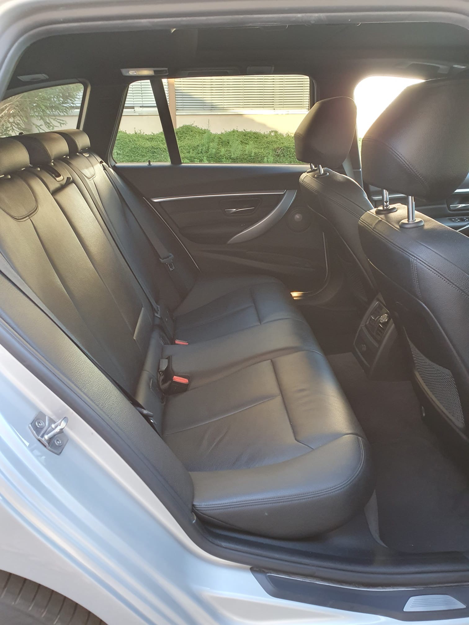 BMW 320d xDrive SAG Touring *Vollausstattung*-image-13