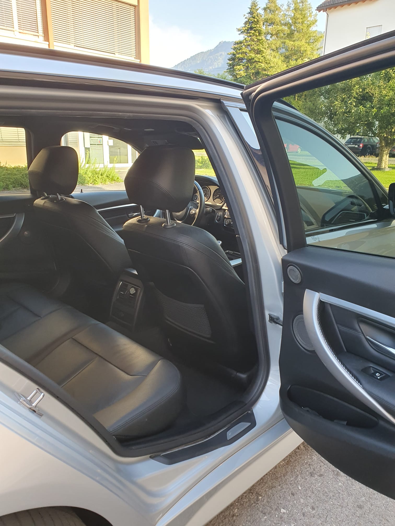 BMW 320d xDrive SAG Touring *Vollausstattung*-image-12