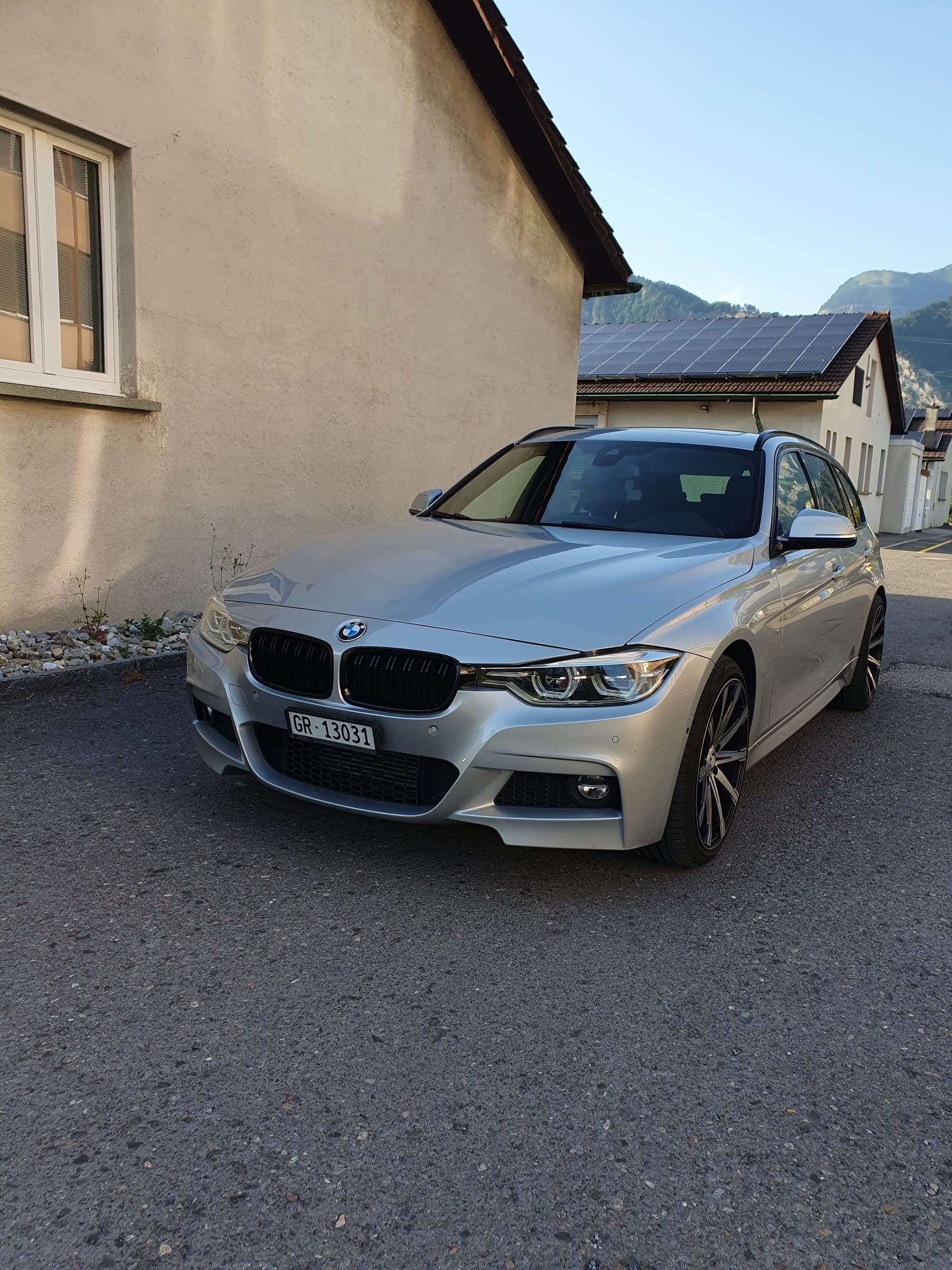 BMW 320d xDrive SAG Touring *Vollausstattung*-image-0