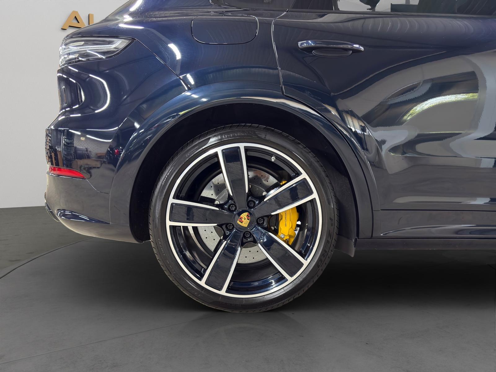 PORSCHE Cayenne Turbo-image-9