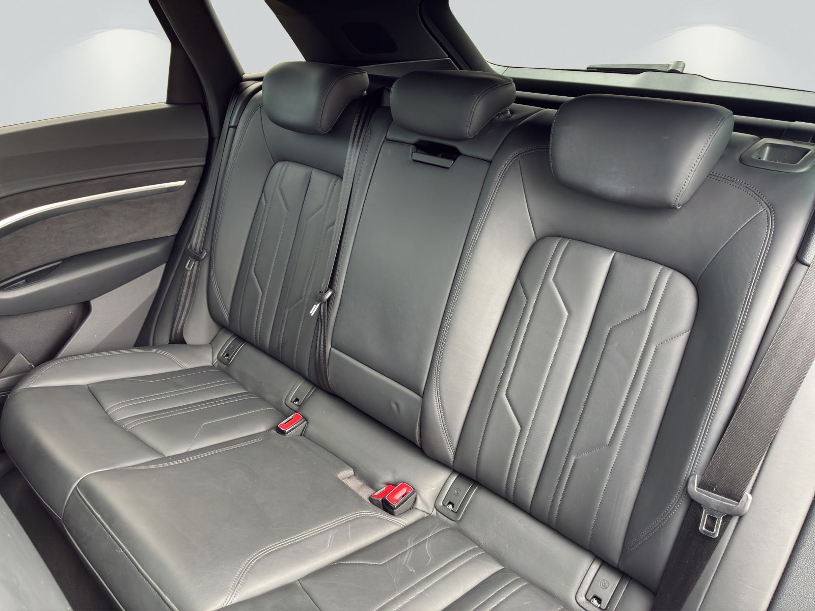 AUDI e-tron 55 Advanced quattro-image-8