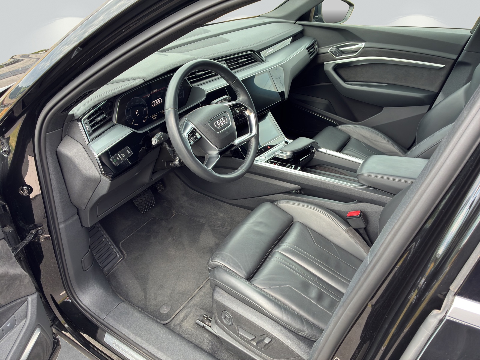 AUDI e-tron 55 Advanced quattro-image-4