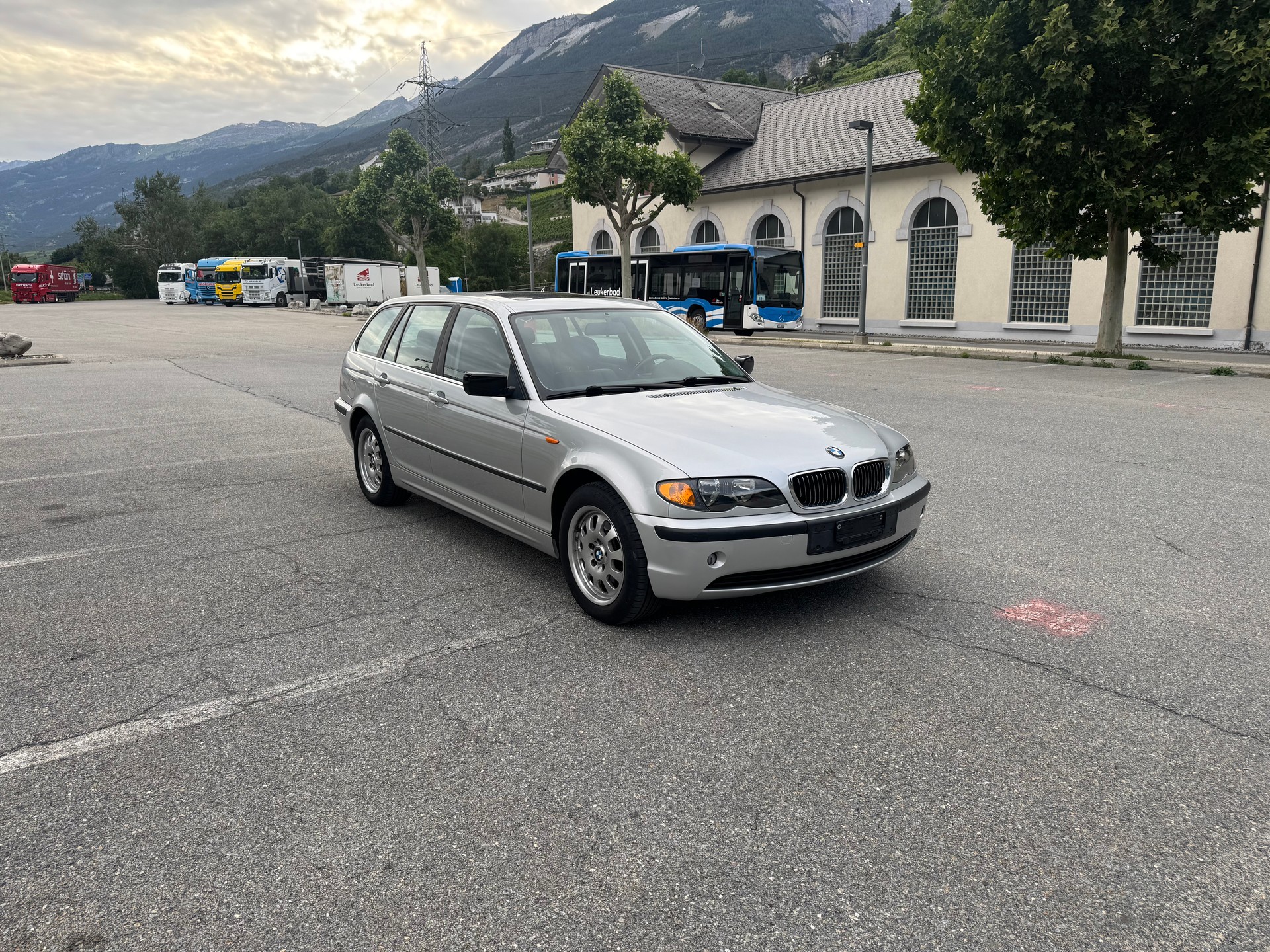 BMW 325xi-image-4