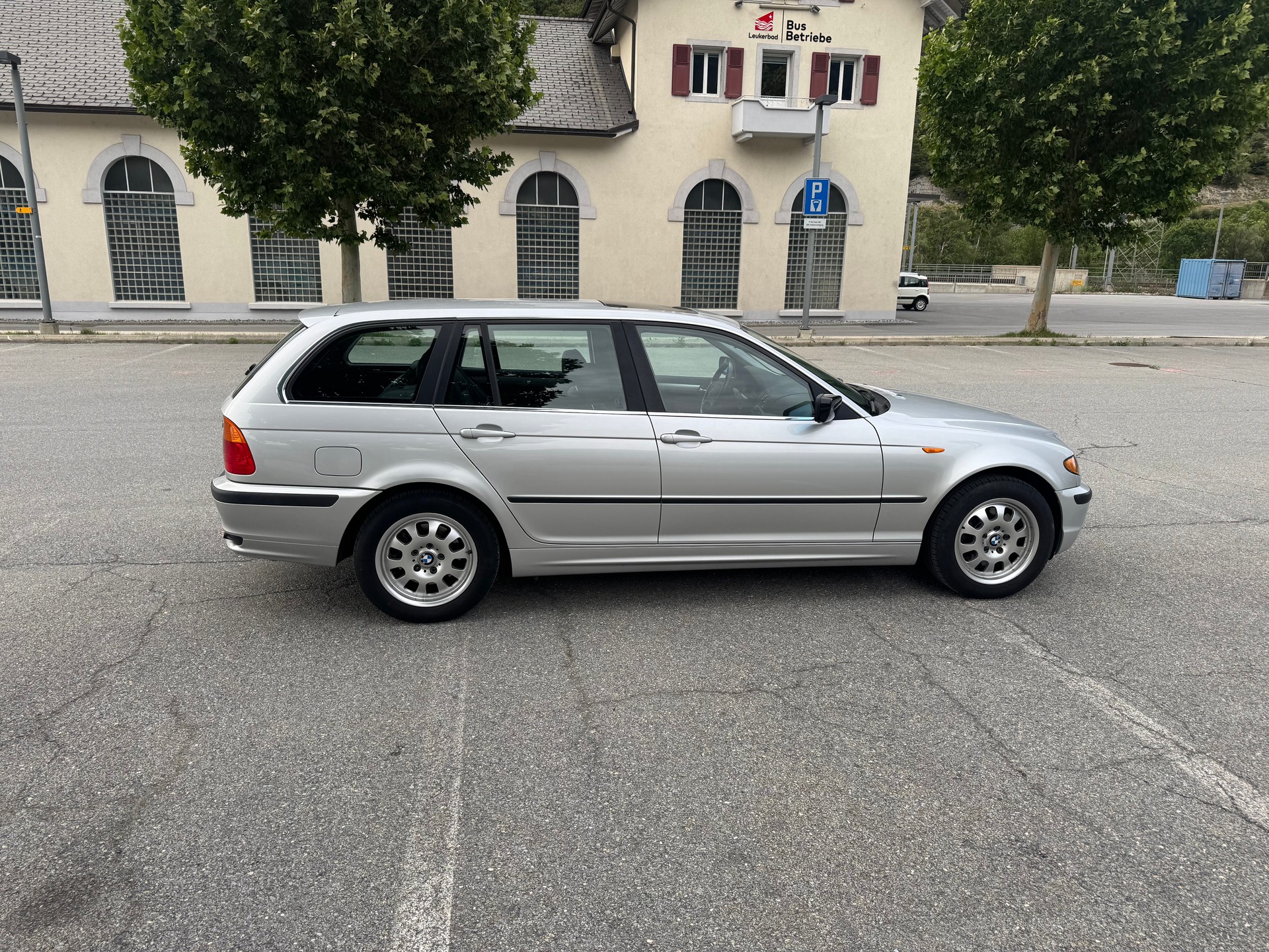 BMW 325xi-image-3