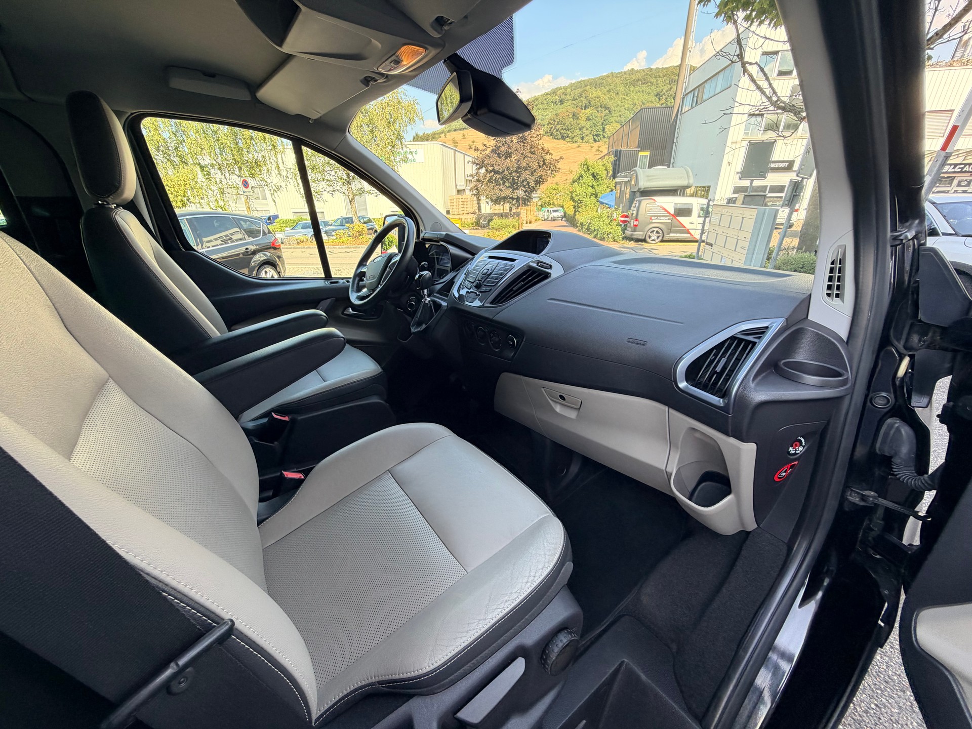 FORD Tourneo Custom 300 L2H1 Titanium-image-9