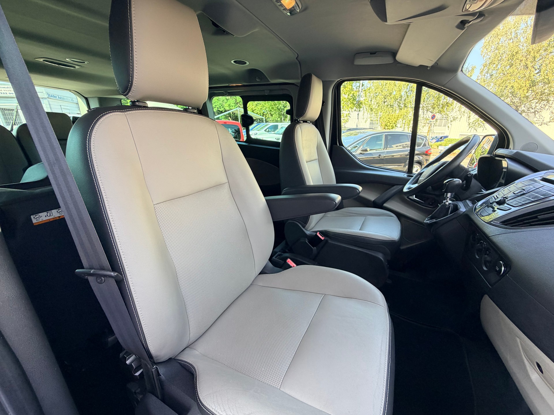 FORD Tourneo Custom 300 L2H1 Titanium-image-10