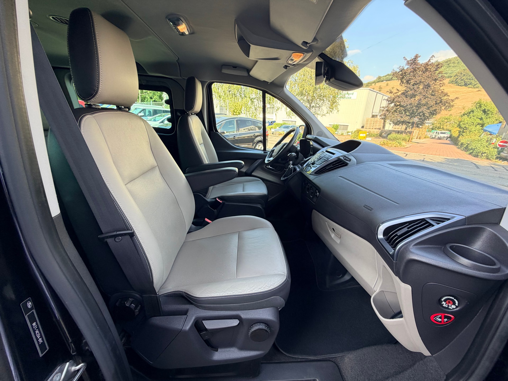 FORD Tourneo Custom 300 L2H1 Titanium-image-8