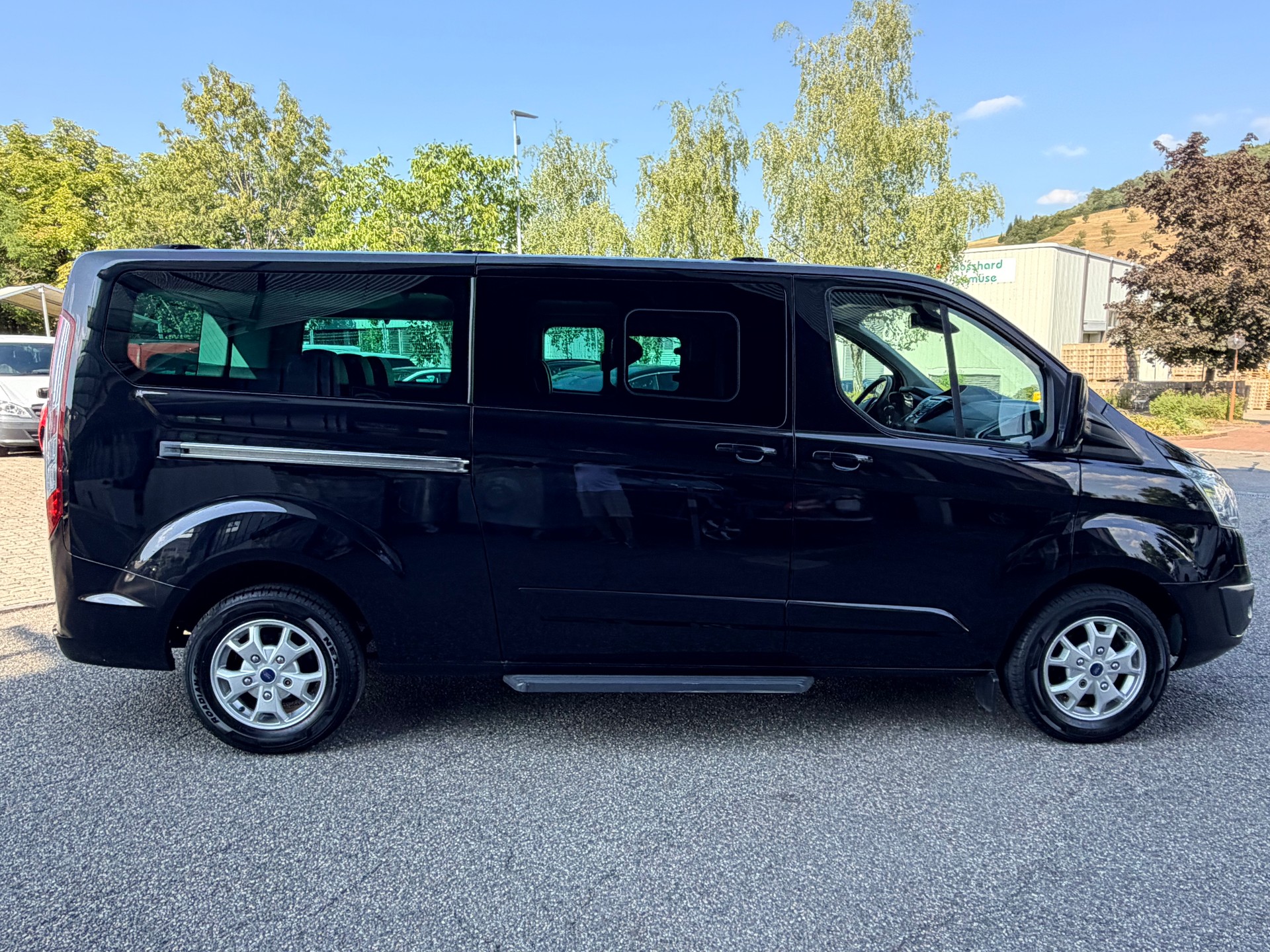 FORD Tourneo Custom 300 L2H1 Titanium-image-1