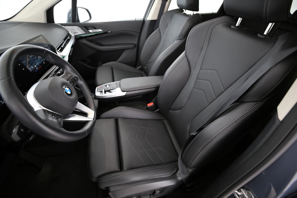 BMW 218i Active Tourer-image-2