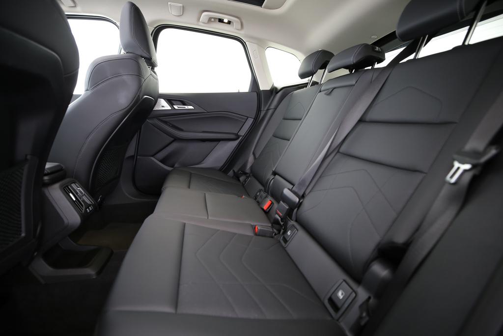 BMW 218i Active Tourer-image-12
